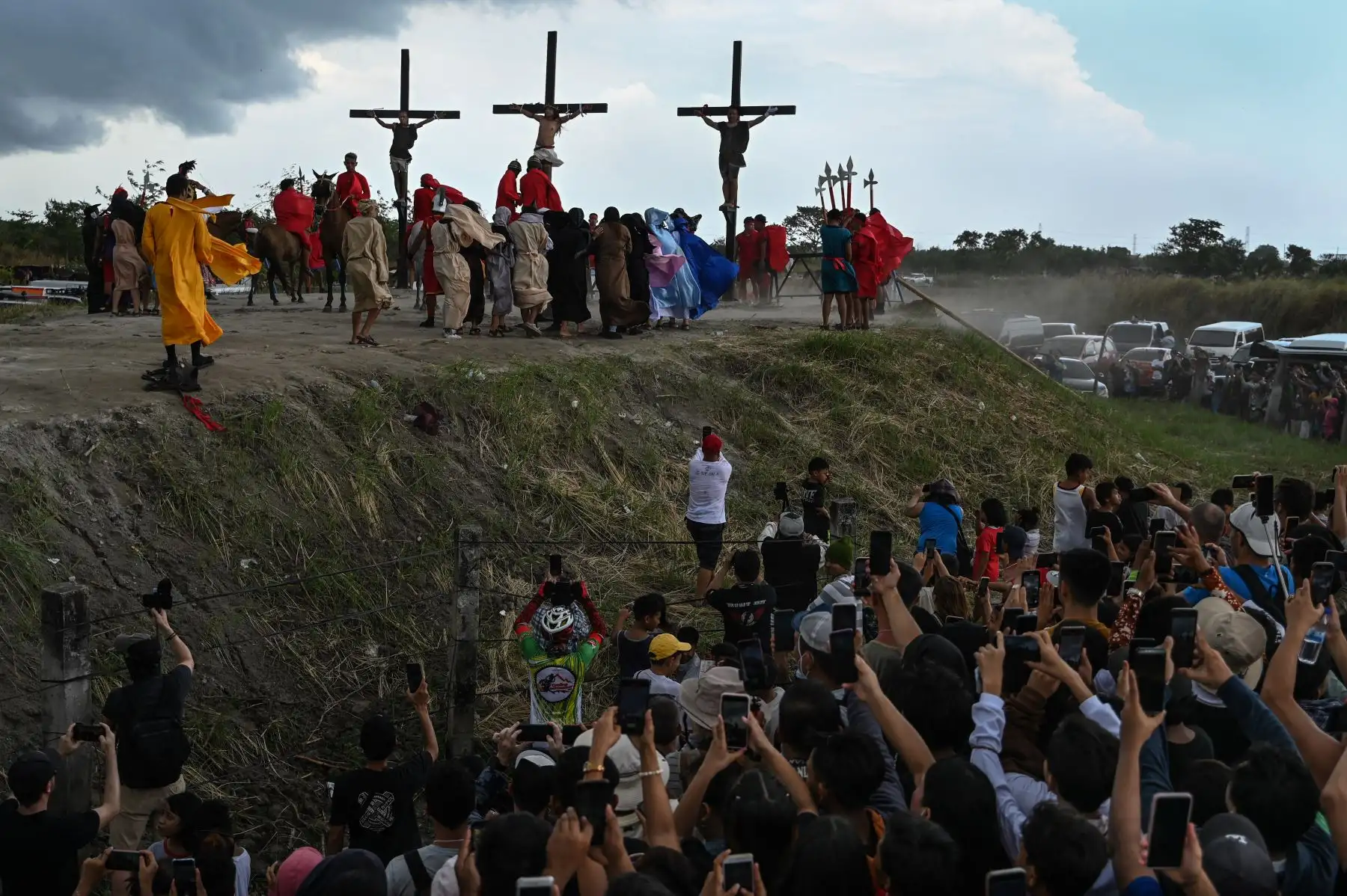 La gente observa la recreación de la crucifixión de Jesucristo el Viernes Santo en San Fernando, provincia de Pampanga. Foto: ANDINA AFP