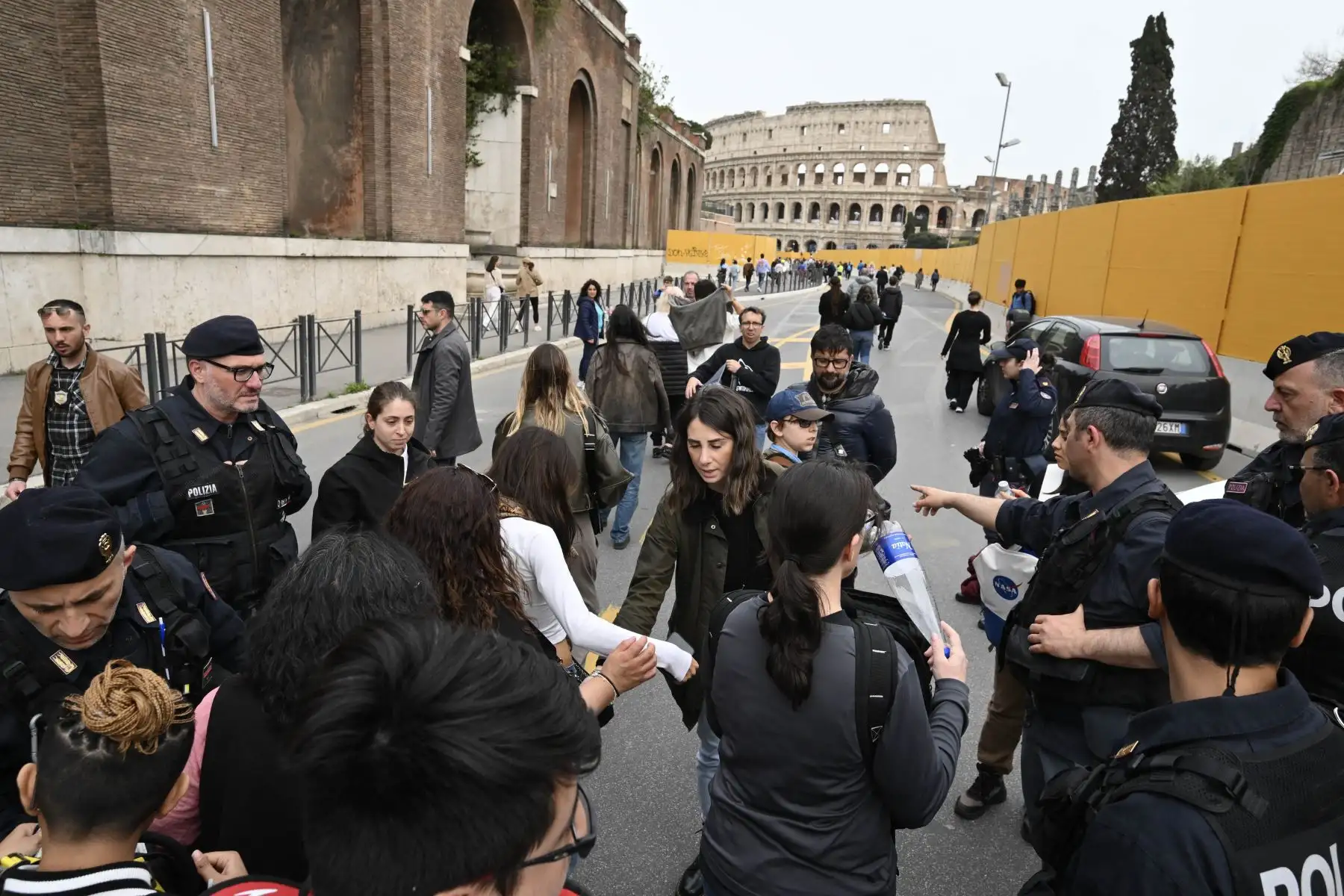 Agentes de policía italianos controlan las bolsas mientras la gente camina por el Foro Imperial para acceder al Coliseo donde el Papa Francisco presidirá el Vía Crucis como parte de las celebraciones de Semana Santa. Foto: ANDINA/AFP
