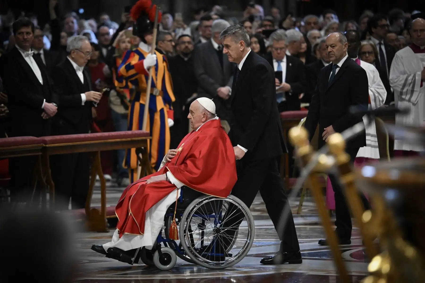 El Papa Francisco llega en silla de ruedas para presidir la misa de la Pasión del Señor el Viernes Santo como parte de las celebraciones de la Semana Santa, en la Basílica de San Pedro en el Vaticano. Foto: ANDINA/AFP