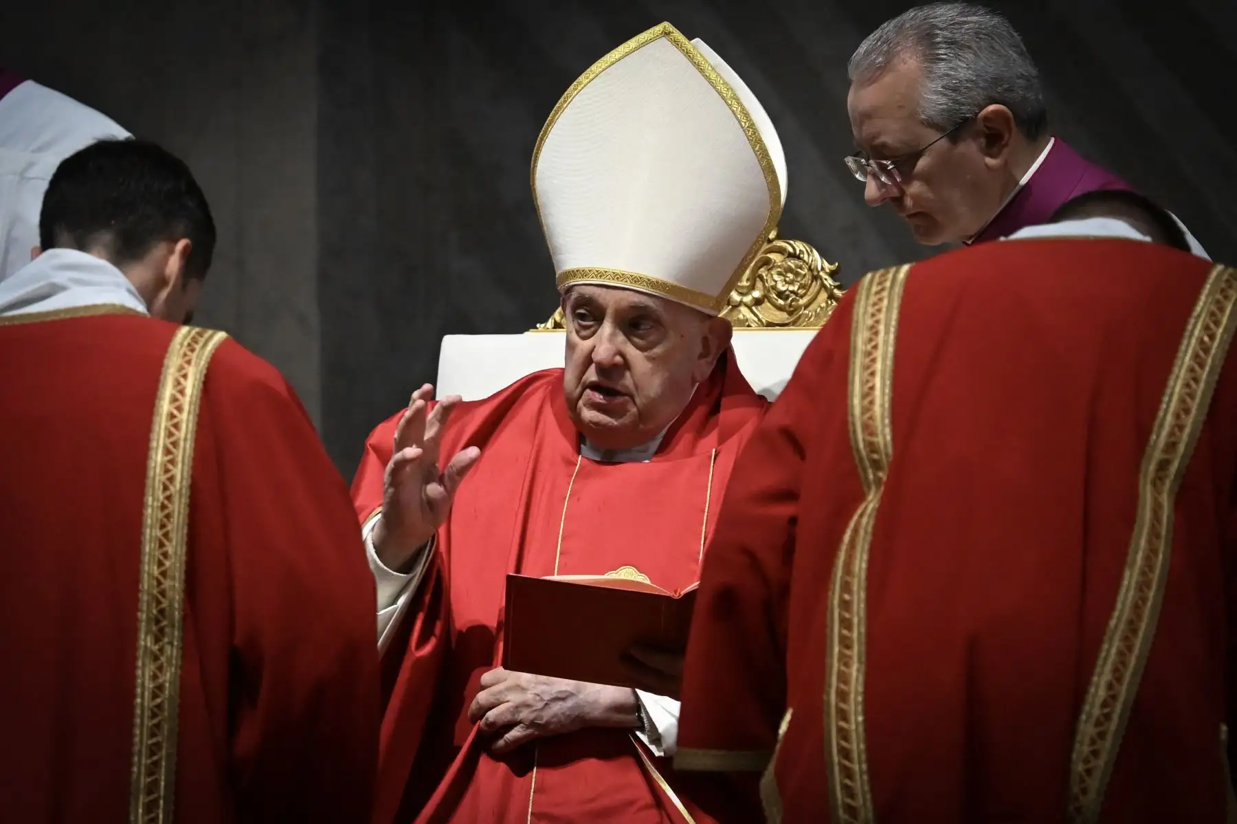 El Papa Francisco preside la misa de la Pasión del Señor el Viernes Santo como parte de las celebraciones de la Semana Santa, en la Basílica de San Pedro en el Vaticano. Foto. ANDINA/AFP
