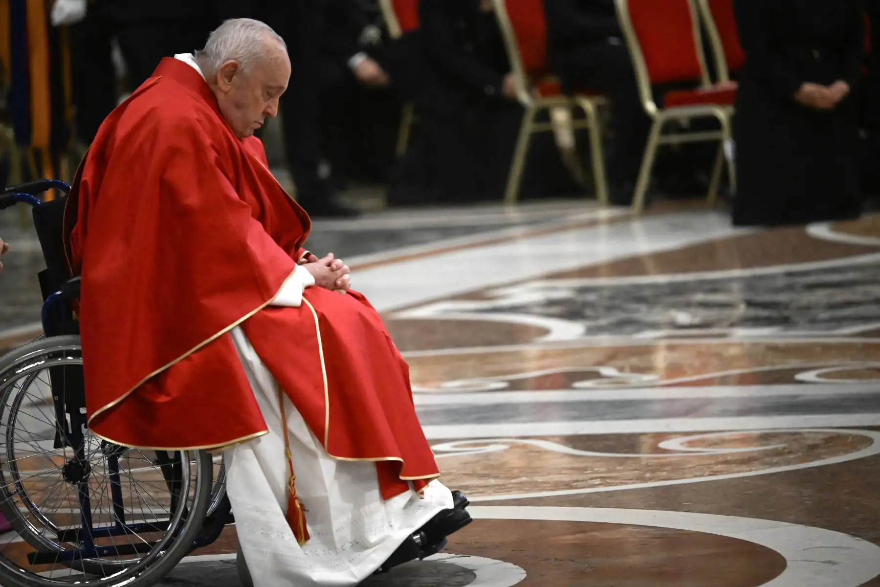 El Papa Francisco reza cuando llega para presidir la misa de la Pasión del Señor el Viernes Santo como parte de las celebraciones de la Semana Santa, en la Basílica de San Pedro en el Vaticano. Foto: ANDINA/ AFP