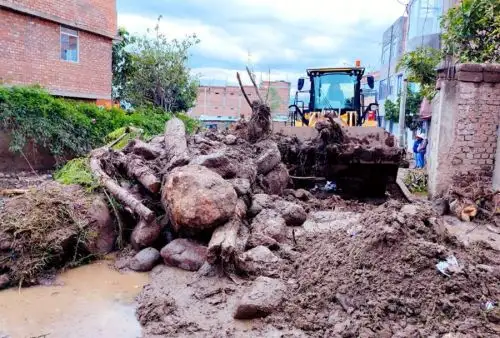 El desborde del río Chaquihuaycco, provocado por una torrencial lluvia, dejó al menos 40 viviendas afectadas y cuantiosos daños materiales en el distrito de San Juan Bautista, provincia de Huamanga, en el departamento de Ayacucho.