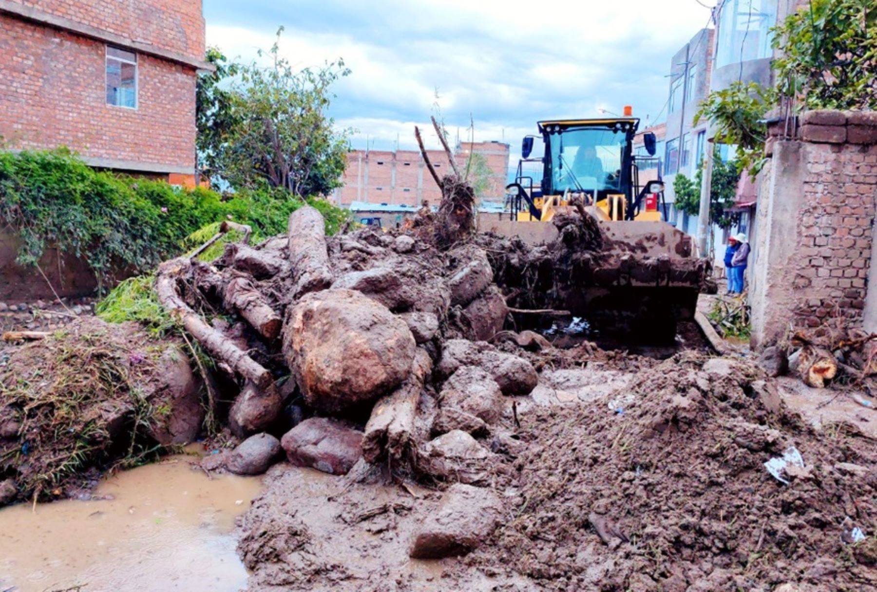 El desborde del río Chaquihuaycco, provocado por una torrencial lluvia, dejó al menos 40 viviendas afectadas y cuantiosos daños materiales en el distrito de San Juan Bautista, provincia de Huamanga, en el departamento de Ayacucho.
