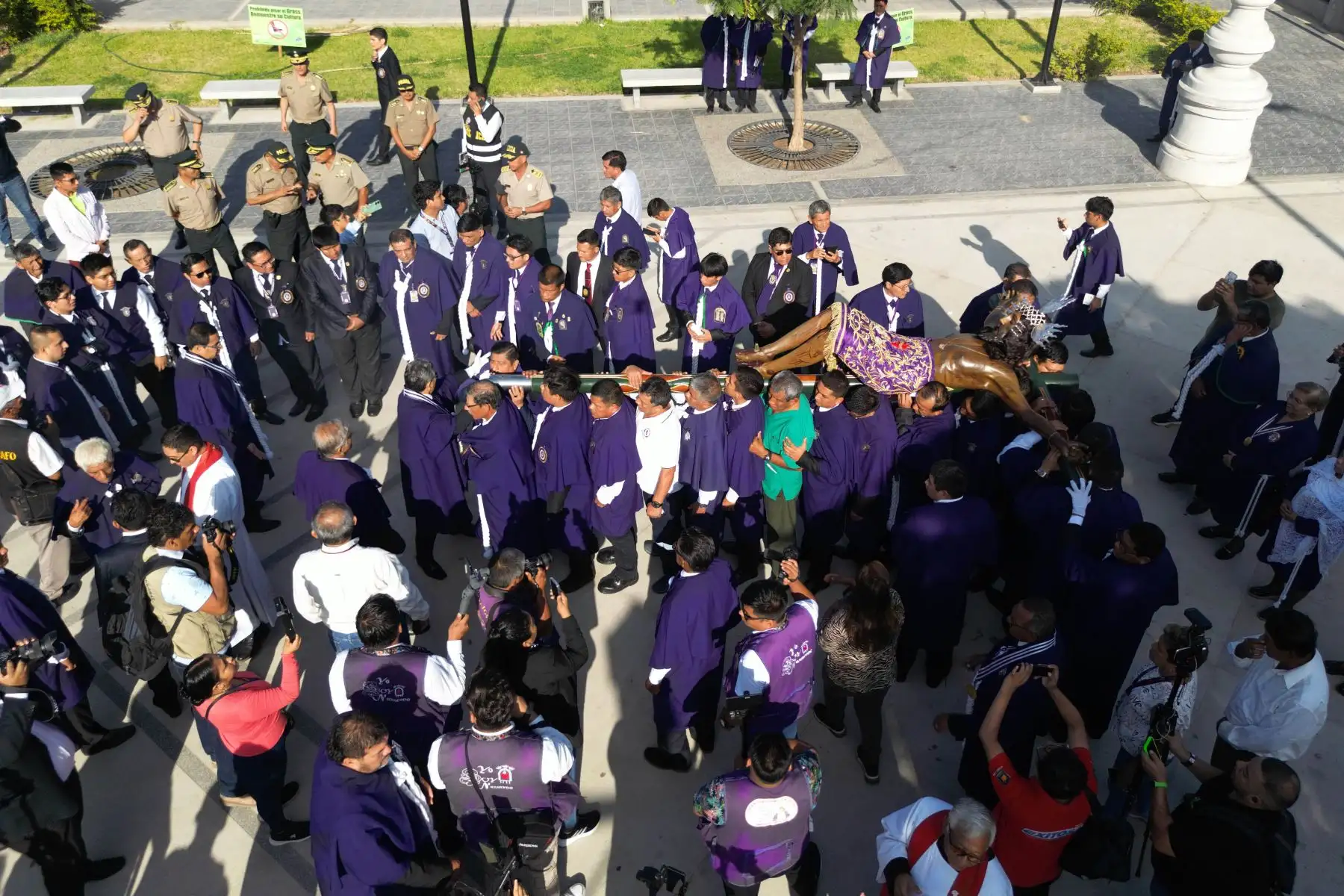 Con mucha fe y devoción católica de cientos de feligreses se realizó esta mañana la tradicional bajada de la milagrosa efigie del Señor de Luren, patrón religioso de la provincia de Ica. 
Foto: de Genry Bautista
