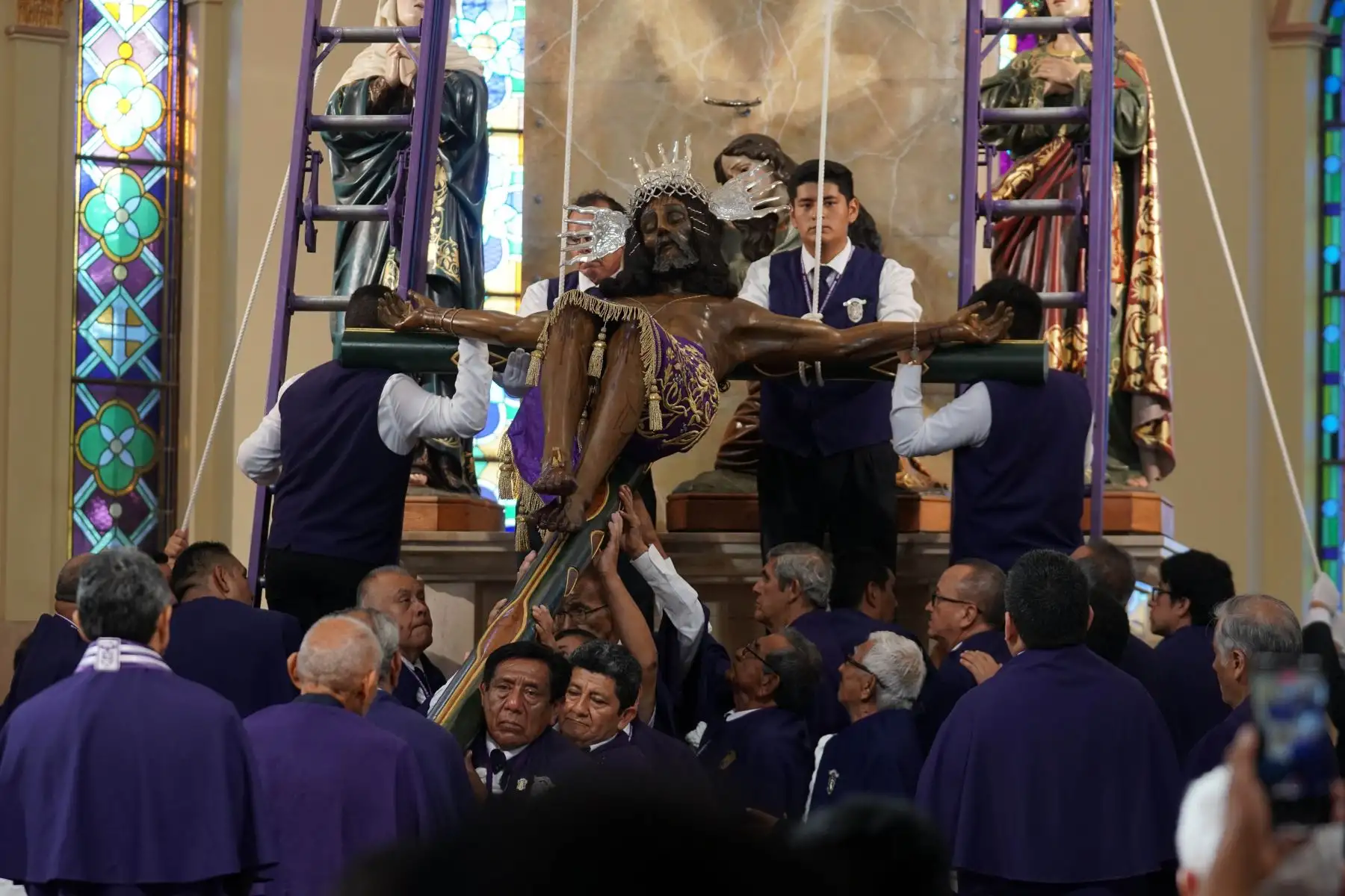 Con mucha fe y devoción católica de cientos de feligreses se realizó esta mañana la tradicional bajada de la milagrosa efigie del Señor de Luren, patrón religioso de la provincia de Ica. 
Foto: de Genry Bautista