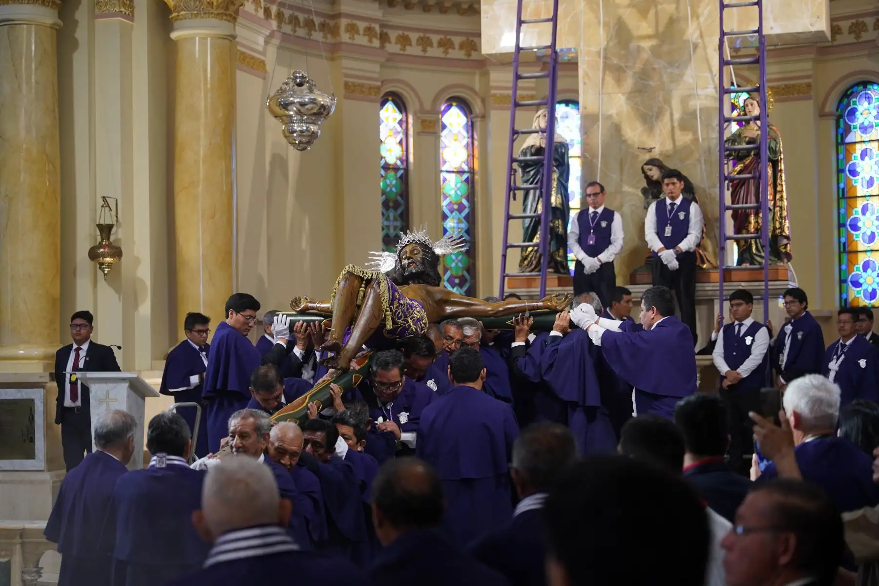 Con mucha fe y devoción católica de cientos de feligreses se realizó esta mañana la tradicional bajada de la milagrosa efigie del Señor de Luren, patrón religioso de la provincia de Ica. 
Foto: de Genry Bautista
