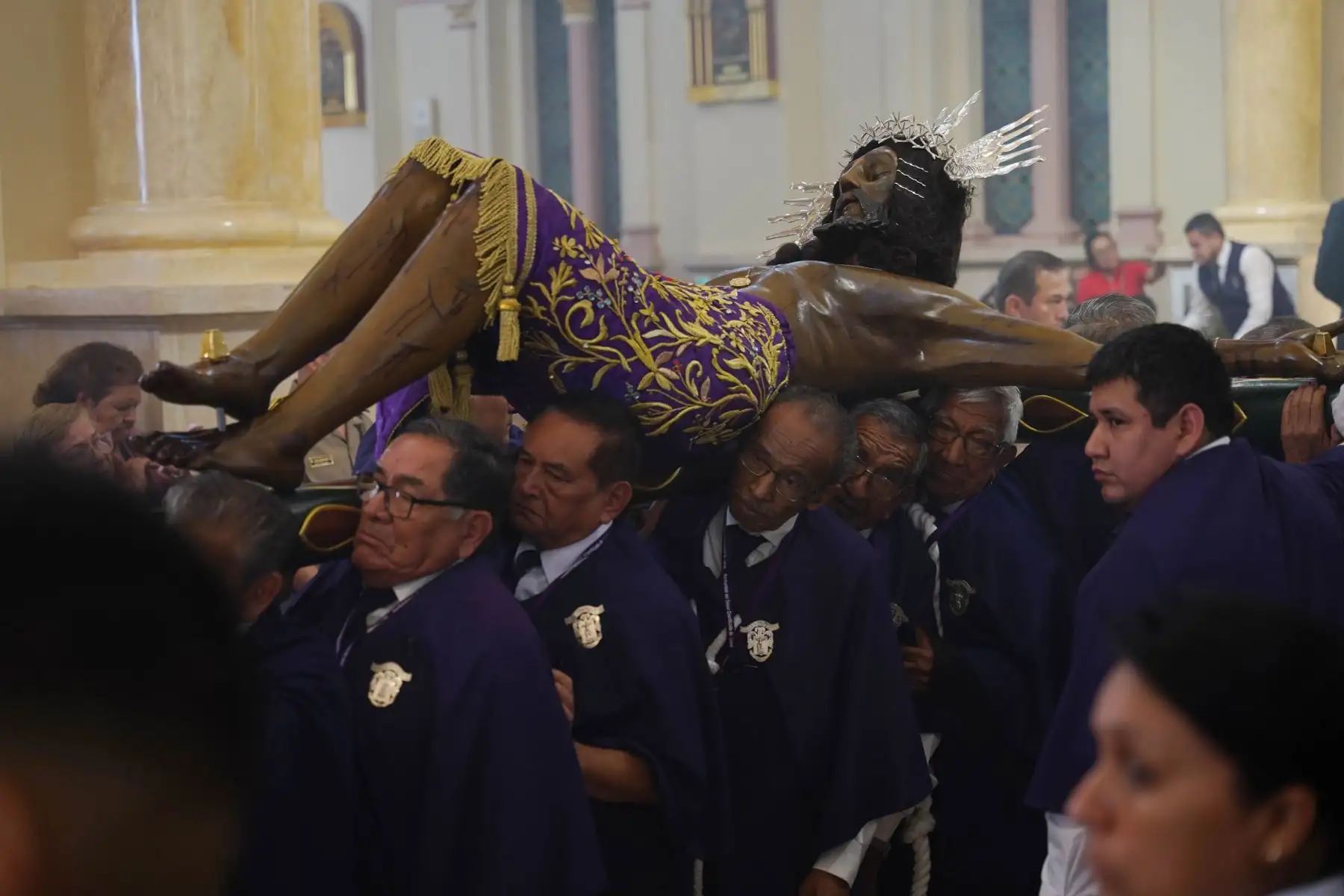 Con mucha fe y devoción católica de cientos de feligreses se realizó esta mañana la tradicional bajada de la milagrosa efigie del Señor de Luren, patrón religioso de la provincia de Ica. 
Foto: de Genry Bautista