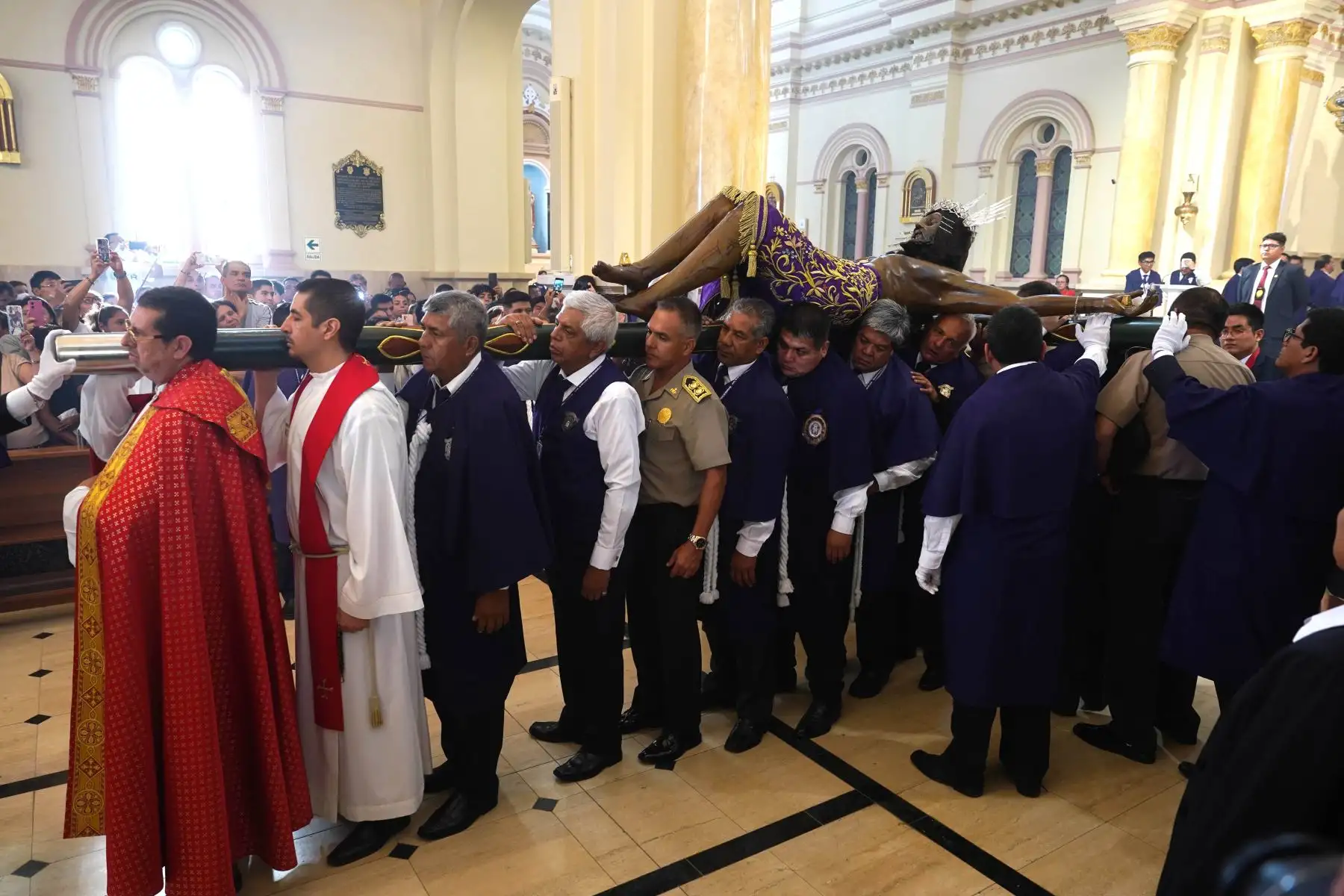 Con mucha fe y devoción católica de cientos de feligreses se realizó esta mañana la tradicional bajada de la milagrosa efigie del Señor de Luren, patrón religioso de la provincia de Ica. 
Foto: de Genry Bautista