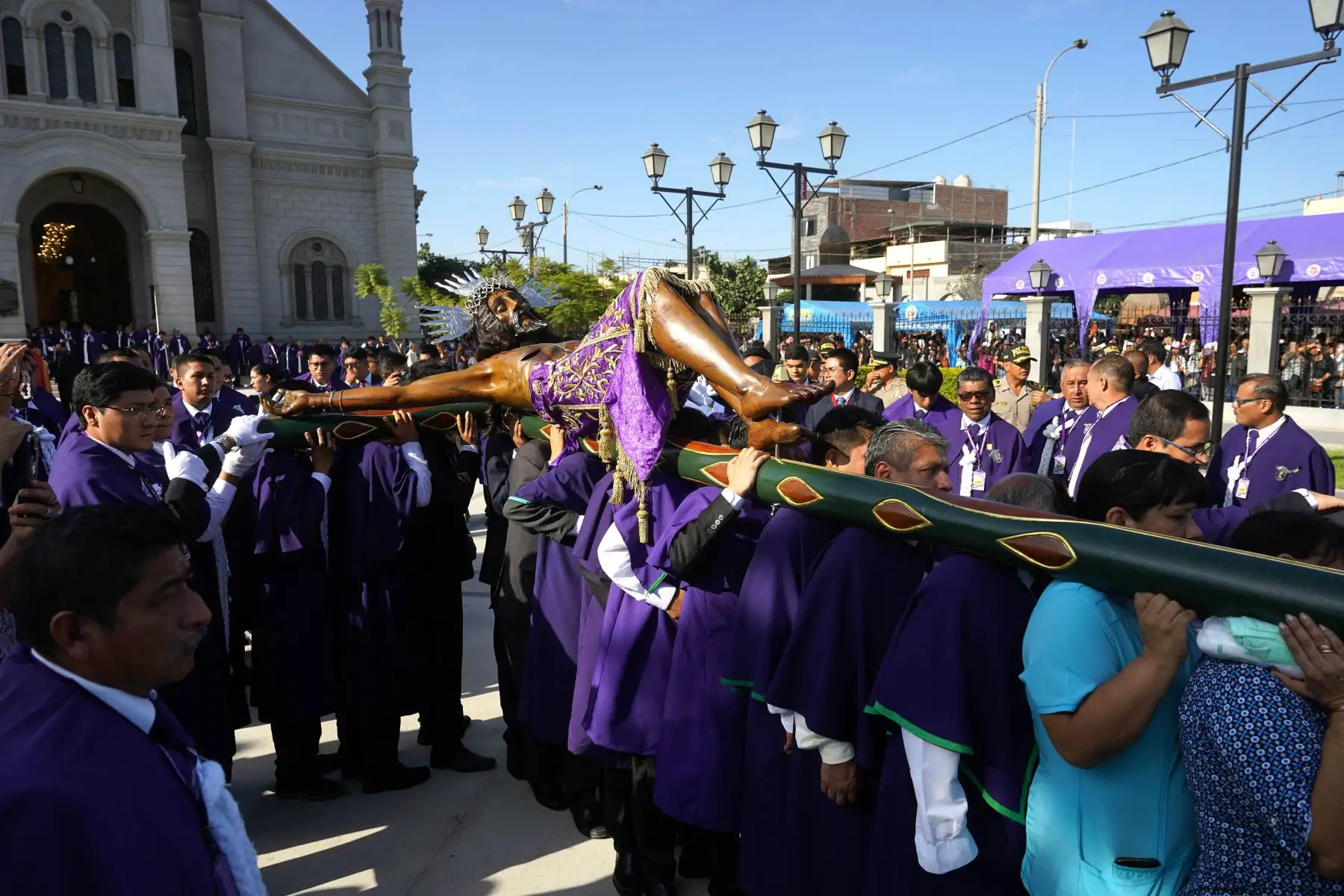 Con mucha fe y devoción católica de cientos de feligreses se realizó esta mañana la tradicional bajada de la milagrosa efigie del Señor de Luren, patrón religioso de la provincia de Ica. 
Foto: de Genry Bautista