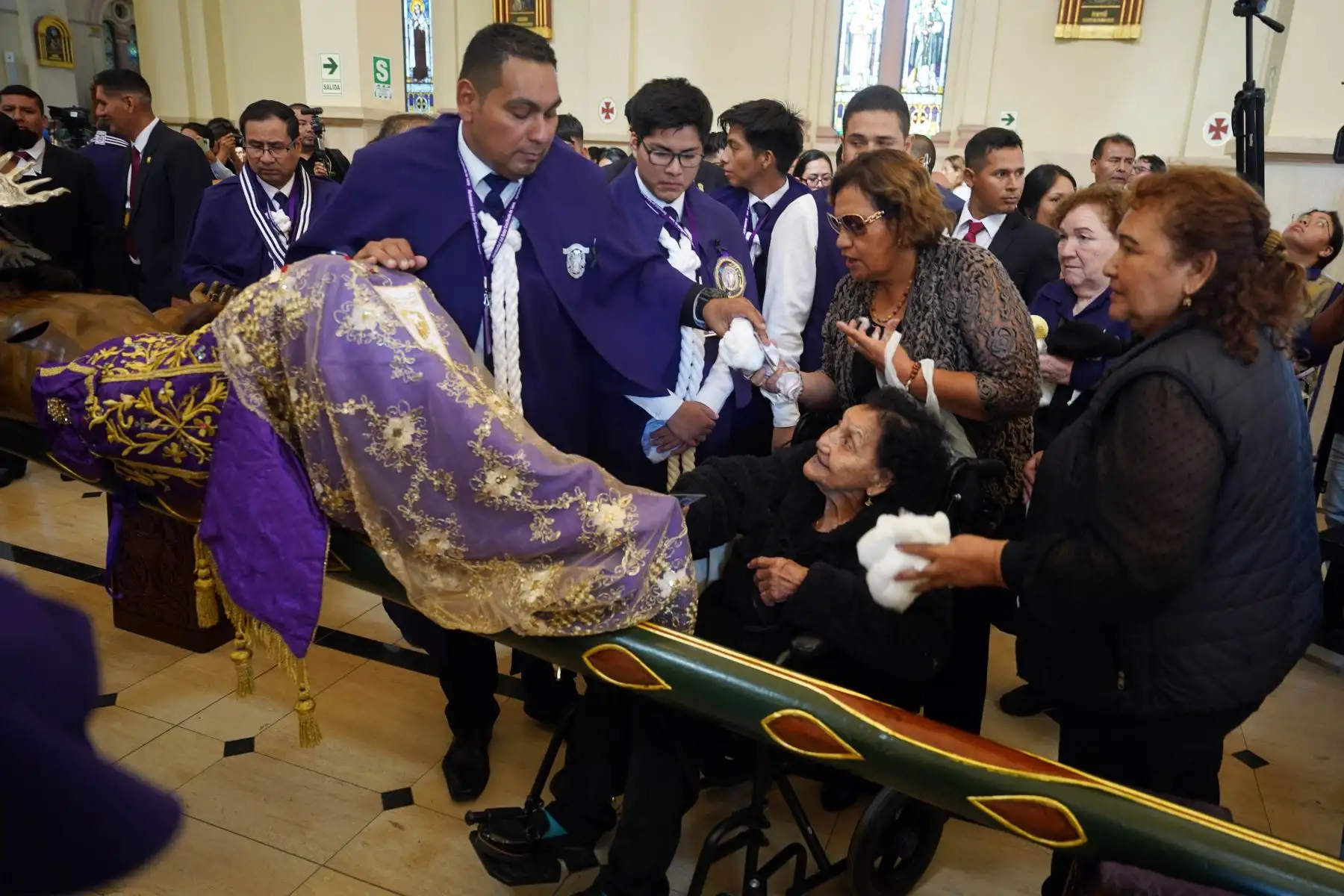Con mucha fe y devoción católica de cientos de feligreses se realizó esta mañana la tradicional bajada de la milagrosa efigie del Señor de Luren, patrón religioso de la provincia de Ica. 
Foto: de Genry Bautista