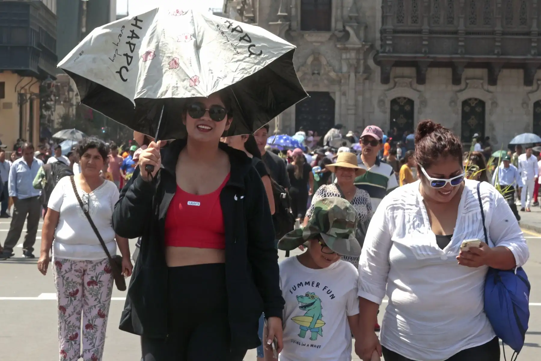 Miles de fieles acuden a las diversas iglesias del cercado de Lima  como parte de las celebraciones en Semana Santa. En la imagen exteriores de la Catedral de Lima y el concento Santa Rosa de Lima. Foto: ANDINA/Vidal Tarqui
