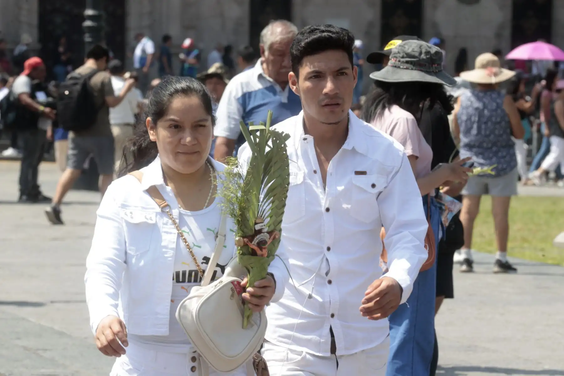 Miles de fieles acuden a las diversas iglesias del cercado de Lima  como parte de las celebraciones en Semana Santa. En la imagen exteriores de la Catedral de Lima y el concento Santa Rosa de Lima. Foto: ANDINA/Vidal Tarqui