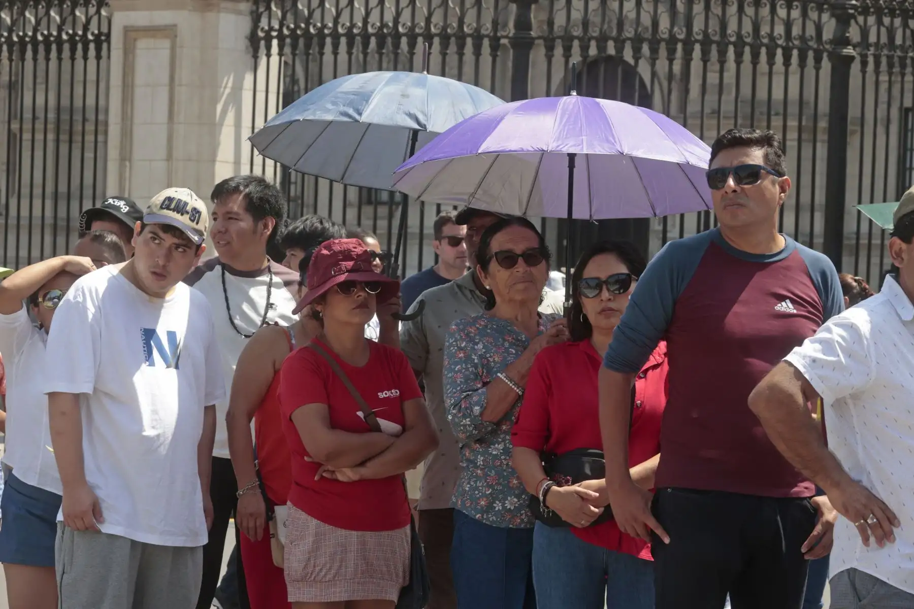 Miles de fieles acuden a las diversas iglesias del cercado de Lima  como parte de las celebraciones en Semana Santa. En la imagen exteriores de la Catedral de Lima y el concento Santa Rosa de Lima. Foto: ANDINA/Vidal Tarqui
