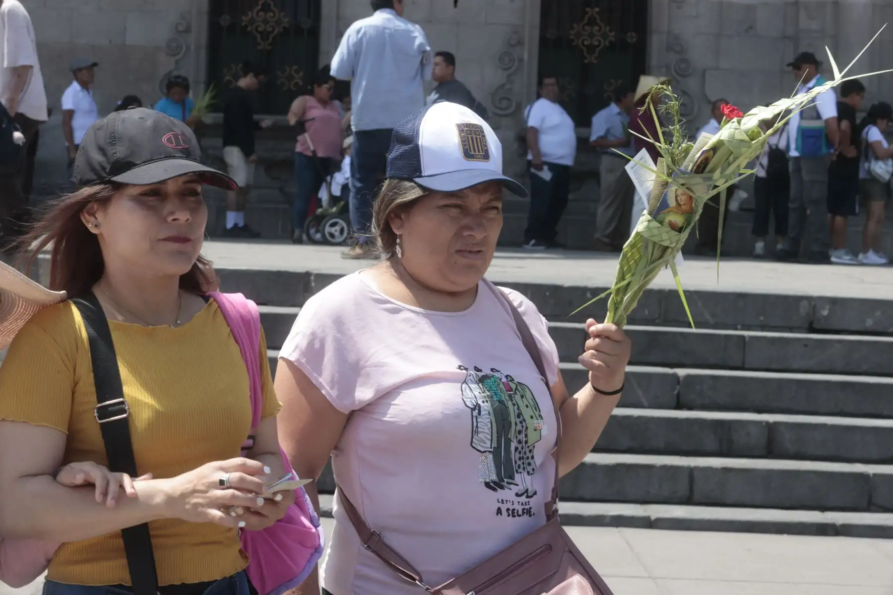 Miles de fieles acuden a las diversas iglesias del cercado de Lima  como parte de las celebraciones en Semana Santa. En la imagen exteriores de la Catedral de Lima y el concento Santa Rosa de Lima. Foto: ANDINA/Vidal Tarqui