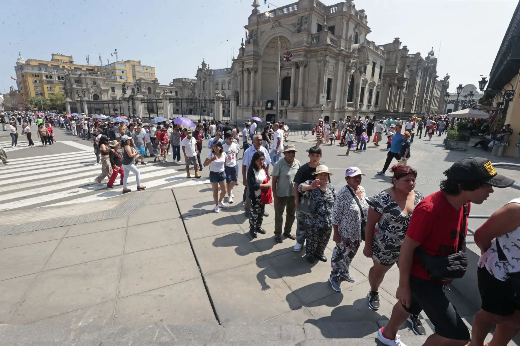 Miles de fieles acuden a las diversas iglesias del cercado de Lima  como parte de las celebraciones en Semana Santa. En la imagen exteriores de la Catedral de Lima y el concento Santa Rosa de Lima. Foto: ANDINA/Vidal Tarqui