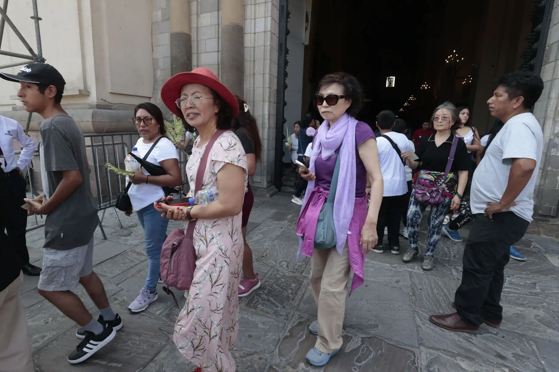 Miles de fieles acuden a las diversas iglesias del cercado de Lima  como parte de las celebraciones en Semana Santa. En la imagen exteriores de la Catedral de Lima y el concento Santa Rosa de Lima. Foto: ANDINA/Vidal Tarqui