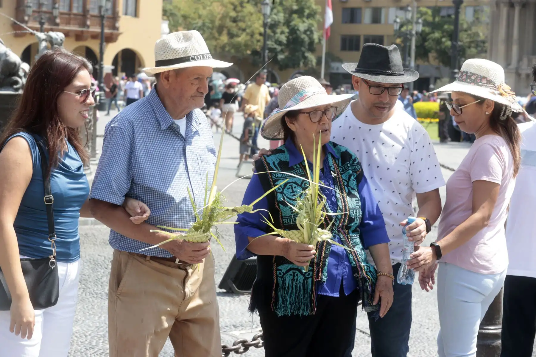 Miles de fieles acuden a las diversas iglesias del cercado de Lima  como parte de las celebraciones en Semana Santa. En la imagen exteriores de la Catedral de Lima y el concento Santa Rosa de Lima. Foto: ANDINA/Vidal Tarqui