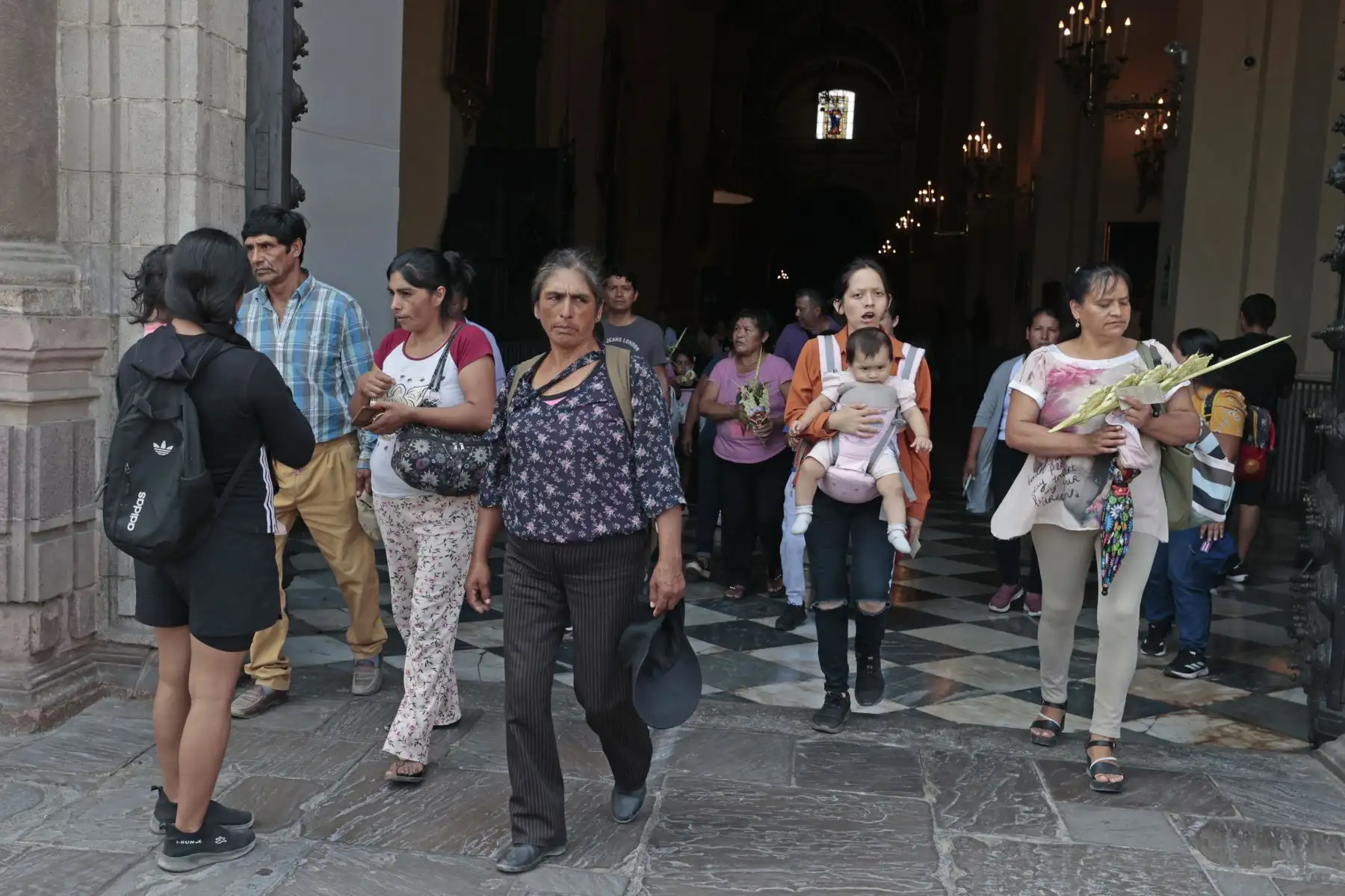 Miles de fieles acuden a las diversas iglesias del cercado de Lima  como parte de las celebraciones en Semana Santa. En la imagen exteriores de la Catedral de Lima y el concento Santa Rosa de Lima. Foto: ANDINA/Vidal Tarqui