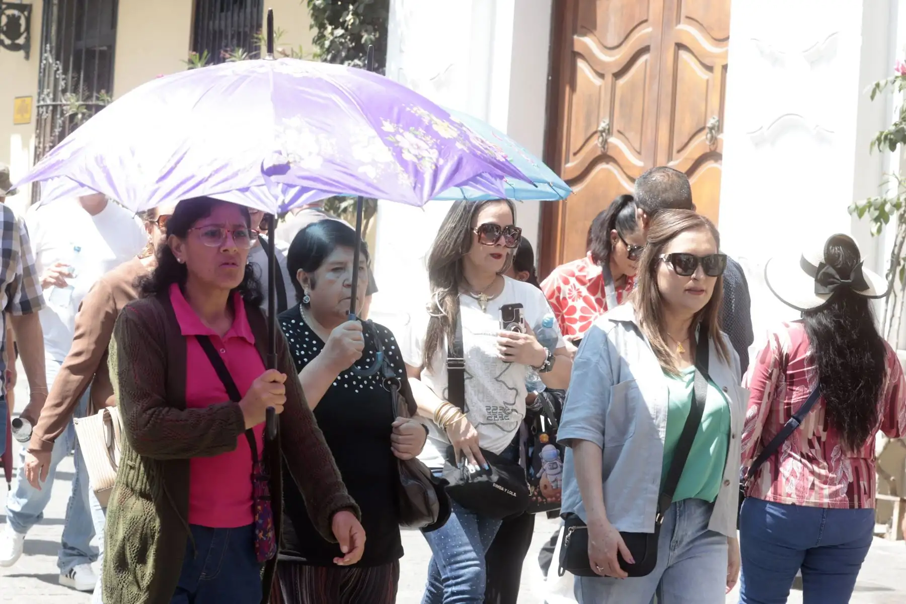 Miles de fieles acuden a las diversas iglesias del cercado de Lima  como parte de las celebraciones en Semana Santa. En la imagen exteriores de la Catedral de Lima y el concento Santa Rosa de Lima. Foto: ANDINA/Vidal Tarqui