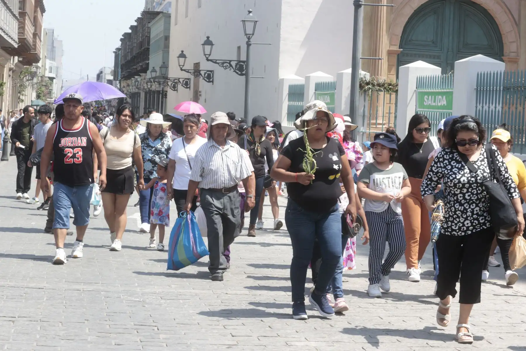 Miles de fieles acuden a las diversas iglesias del cercado de Lima  como parte de las celebraciones en Semana Santa. En la imagen exteriores de la Catedral de Lima y el concento Santa Rosa de Lima. Foto: ANDINA/Vidal Tarqui