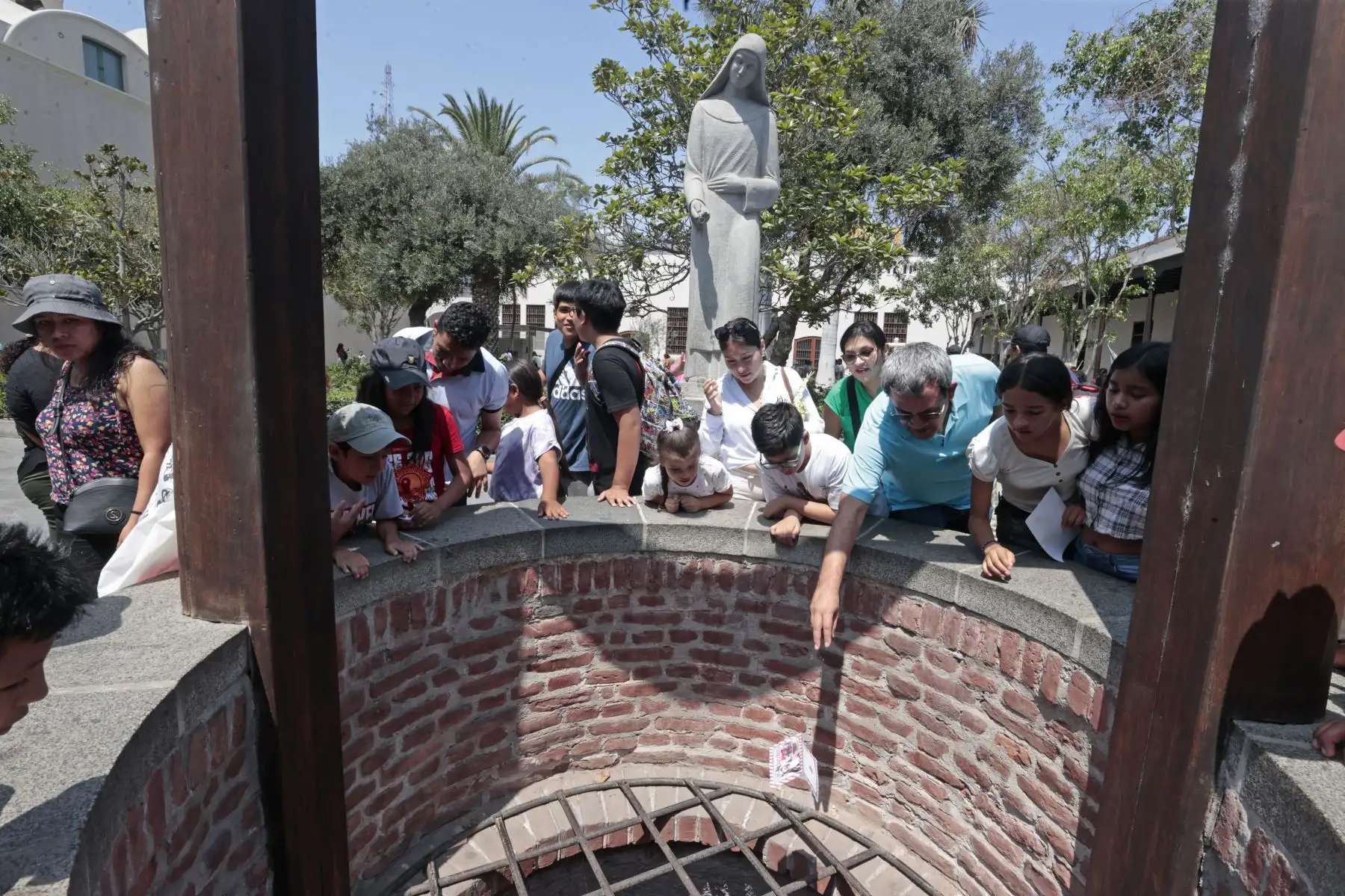 Miles de fieles acuden a las diversas iglesias del cercado de Lima  como parte de las celebraciones en Semana Santa. En la imagen exteriores de la Catedral de Lima y el concento Santa Rosa de Lima. Foto: ANDINA/Vidal Tarqui