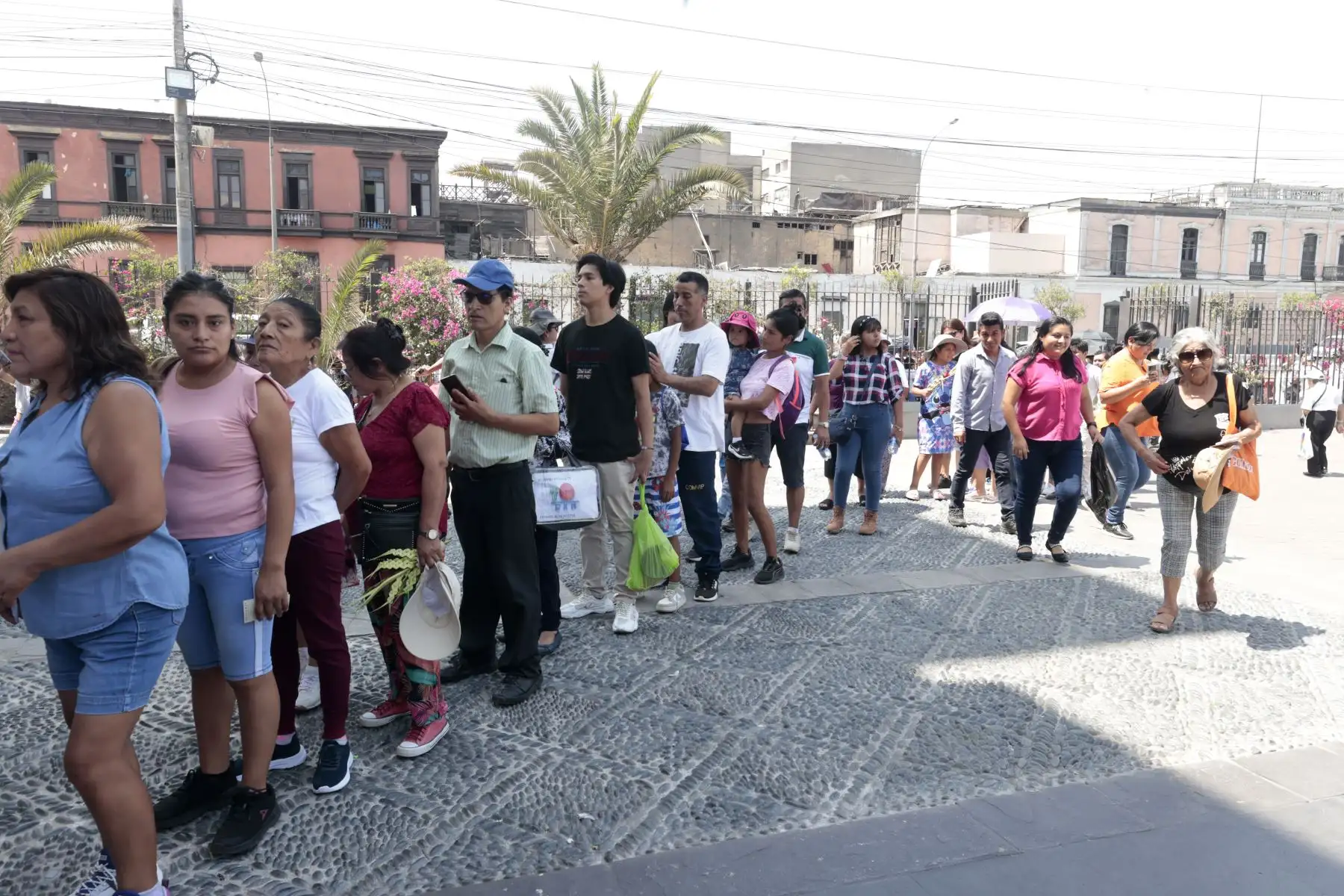 Miles de fieles acuden a las diversas iglesias del cercado de Lima  como parte de las celebraciones en Semana Santa. En la imagen exteriores de la Catedral de Lima y el concento Santa Rosa de Lima. Foto: ANDINA/Vidal Tarqui