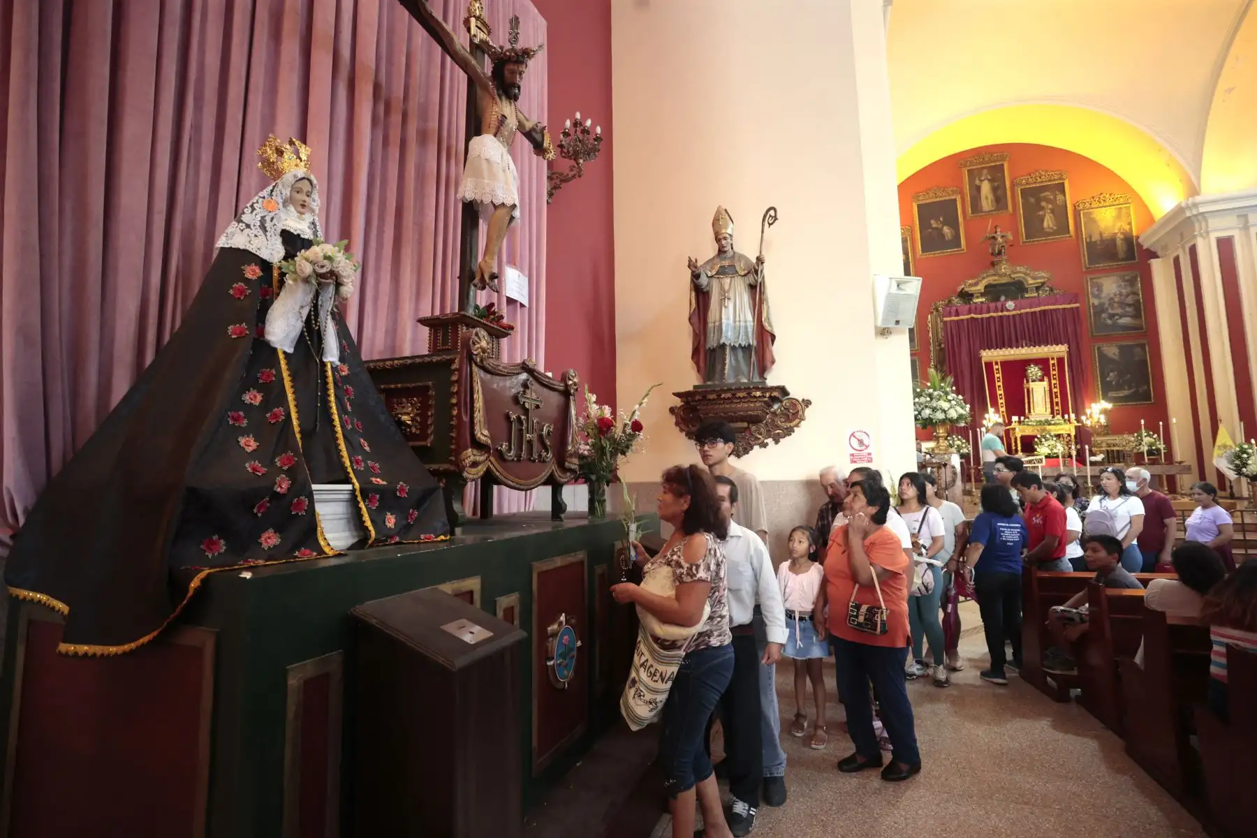 Miles de fieles acuden a las diversas iglesias del cercado de Lima  como parte de las celebraciones en Semana Santa. En la imagen exteriores de la Catedral de Lima y el concento Santa Rosa de Lima. Foto: ANDINA/Vidal Tarqui