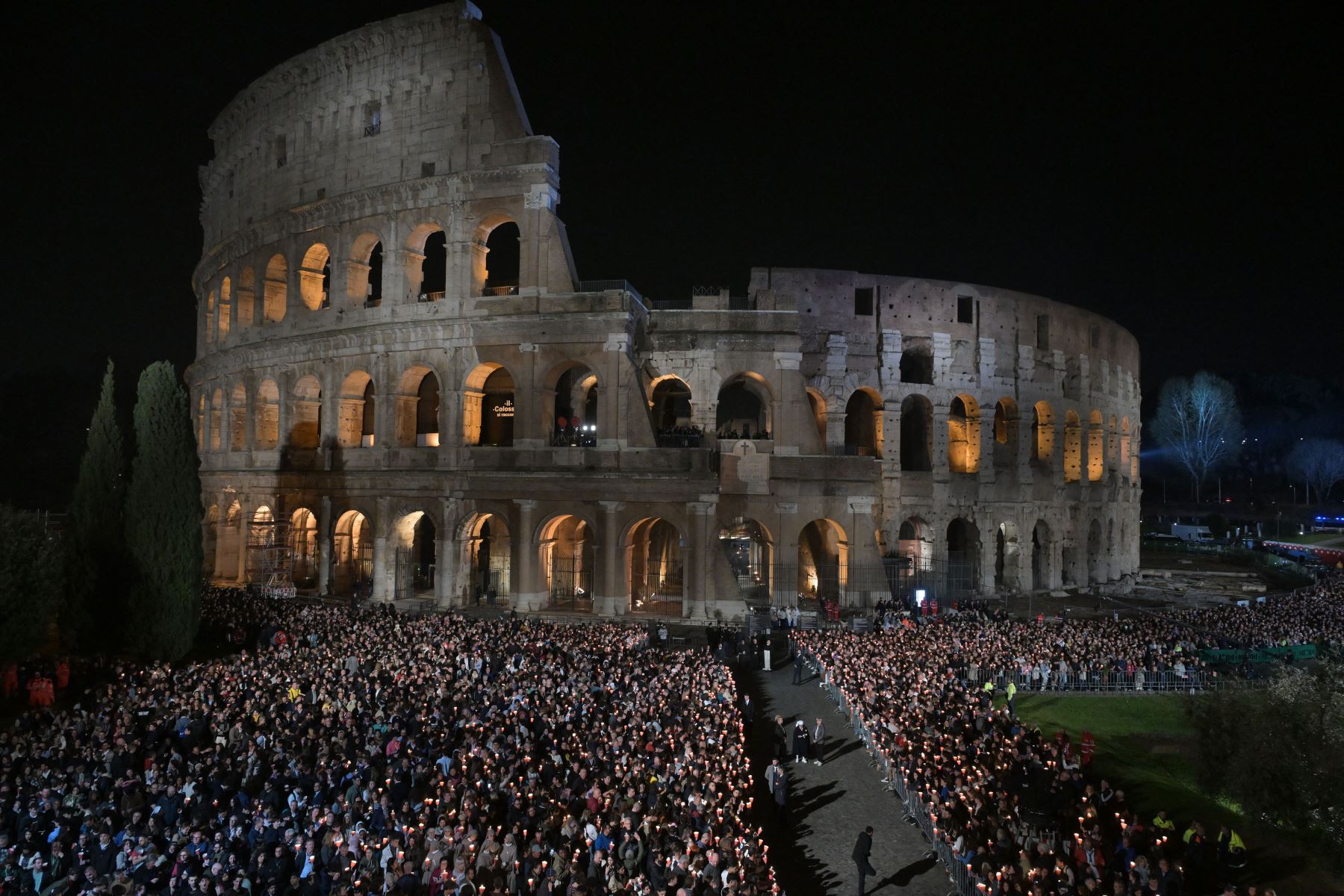 Una vista general muestra a personas reunidas en el Coliseo antes del Vía Crucis presidido por el Papa Francisco como parte de las celebraciones de Semana Santa en Roma.
Foto: AFP