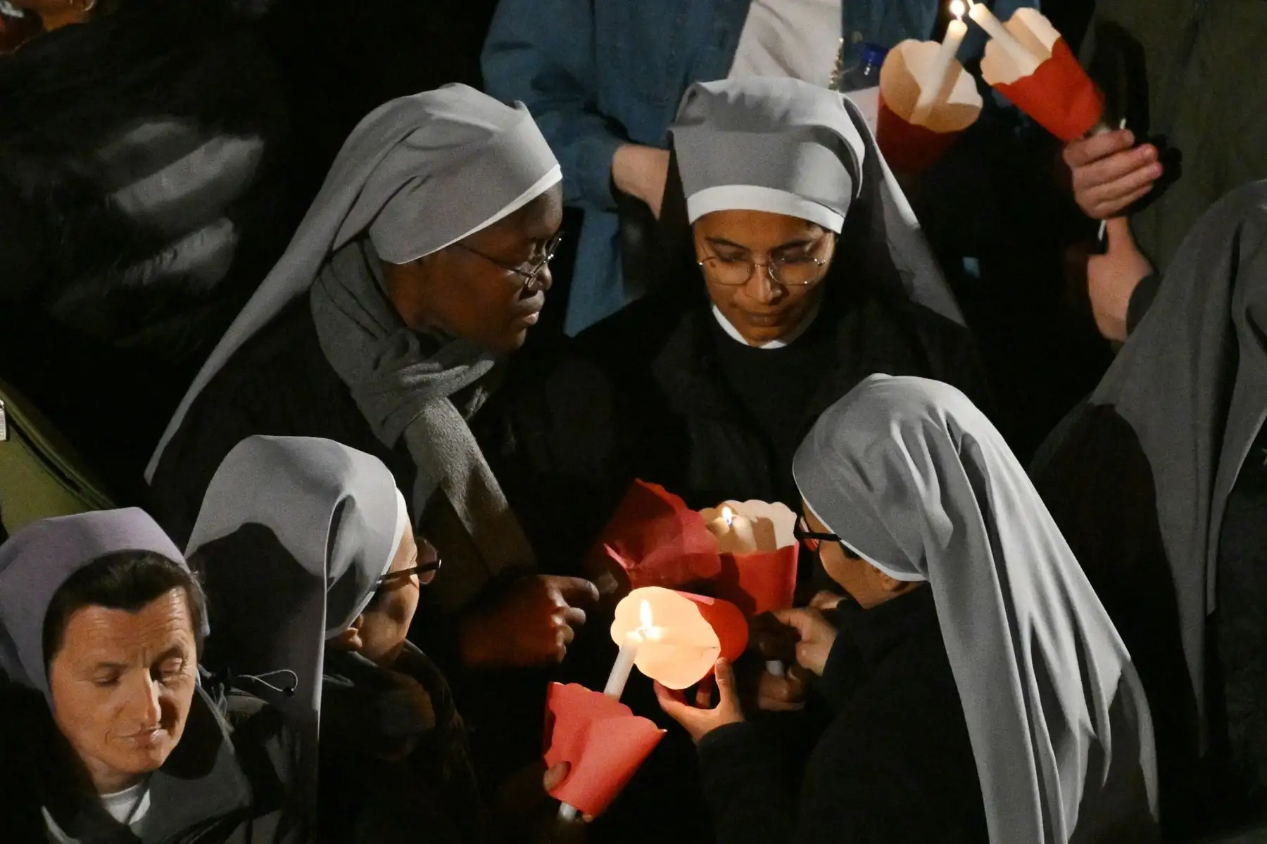 Monjas encienden velas antes del Vía Crucis en el Coliseo presidido por el Papa Francisco como parte de las celebraciones de Semana Santa en Roma. 
Foto: AFP