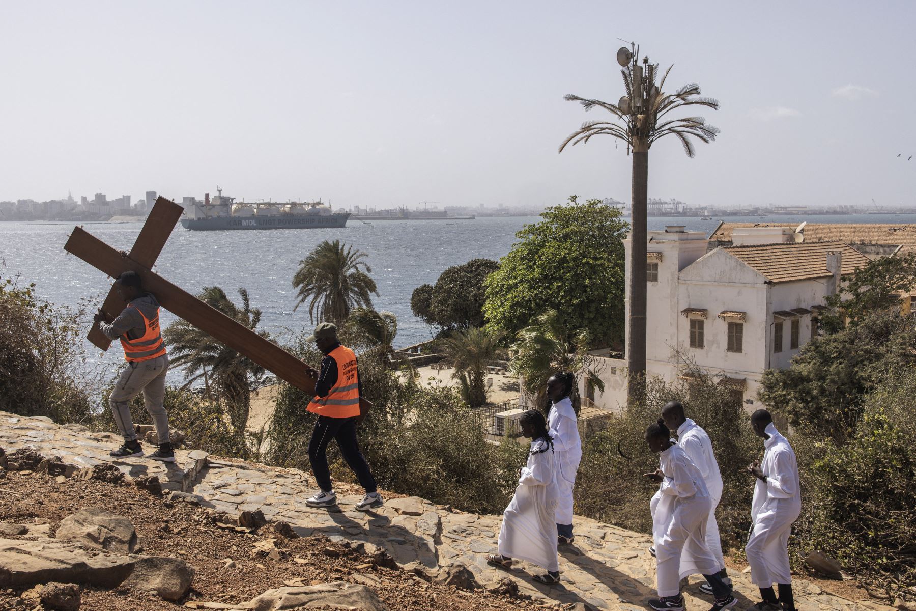 Los hombres cargan una cruz entre las estaciones del Vía Crucis  durante las celebraciones del Viernes Santo en Senegal.
Foto: AFP