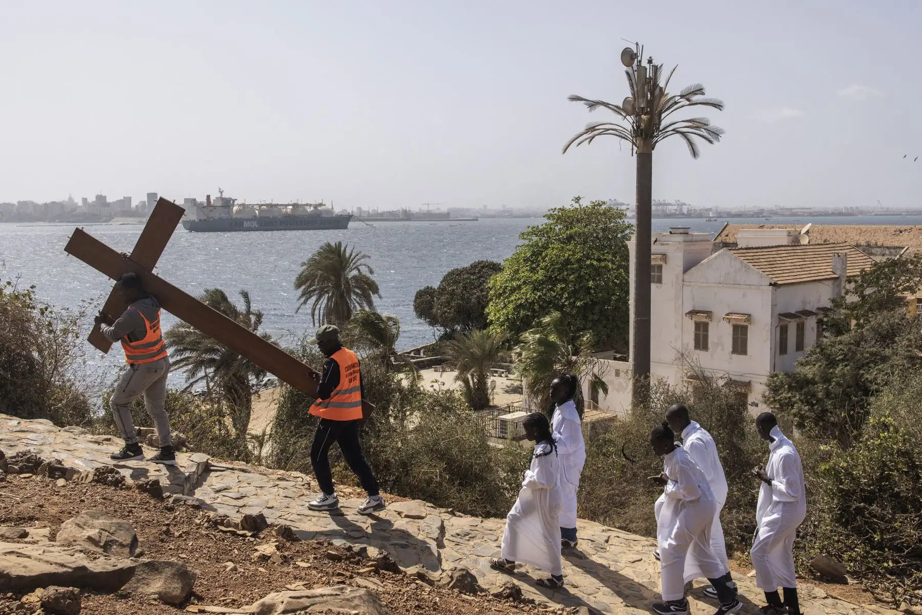 Los hombres cargan una cruz entre las estaciones del Vía Crucis  durante las celebraciones del Viernes Santo en Senegal.
Foto: AFP