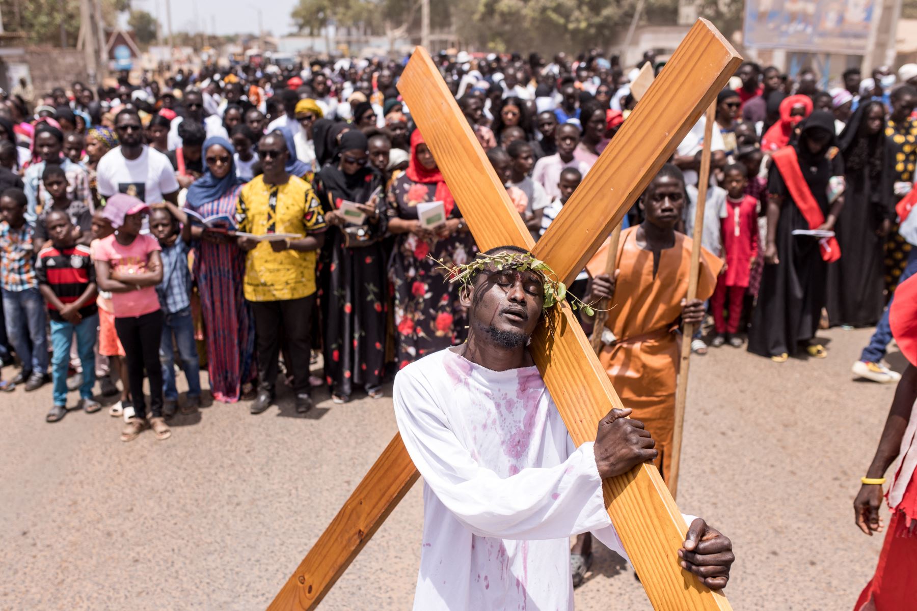 Los fieles cristianos de Gambia recrean el Vía Crucis, que recuerda la última etapa del viaje que recorrió Jesucristo antes de su crucifixión, mientras la gente celebra el Viernes Santo, parte de las celebraciones de Pascua en Bakote.
Foto: AFP