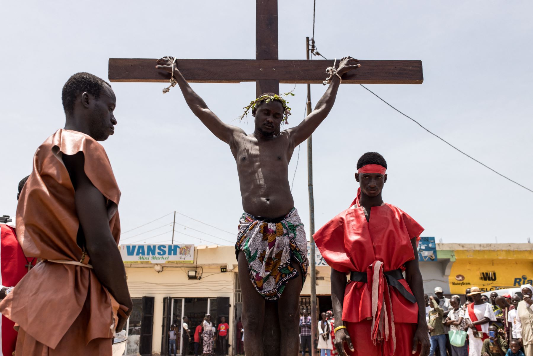 Los fieles cristianos de Gambia recrean la crucifixión de Jesucristo mientras la gente celebra el Viernes Santo, parte de las celebraciones de Pascua en Bakote.
Foto: AFP