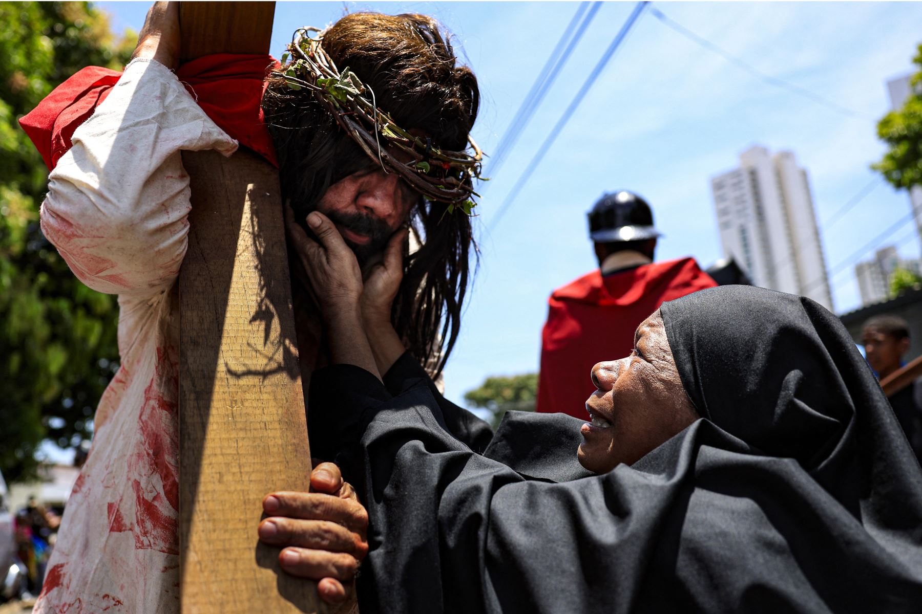 La gente recrea el Viacrucis (Vía Crucis) durante una procesión del Viernes Santo en la Ciudad de Panamá.
Foto: AFP