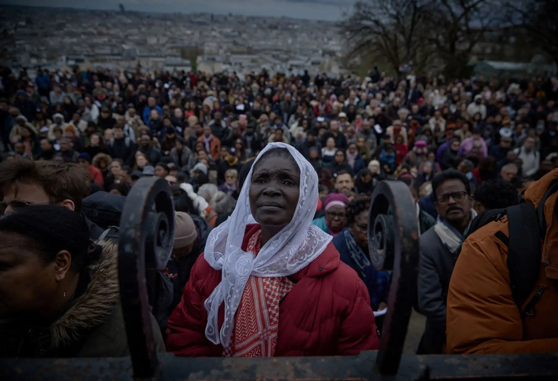 Un adorador se para frente a la Basílica del Sagrado Corazón mientras miles de personas asisten a una procesión del Vía Crucis, que recuerda la última etapa del viaje que recorrió Jesucristo, como parte de las celebraciones de Pascua del Viernes Santo, en París.
Foto: AFP