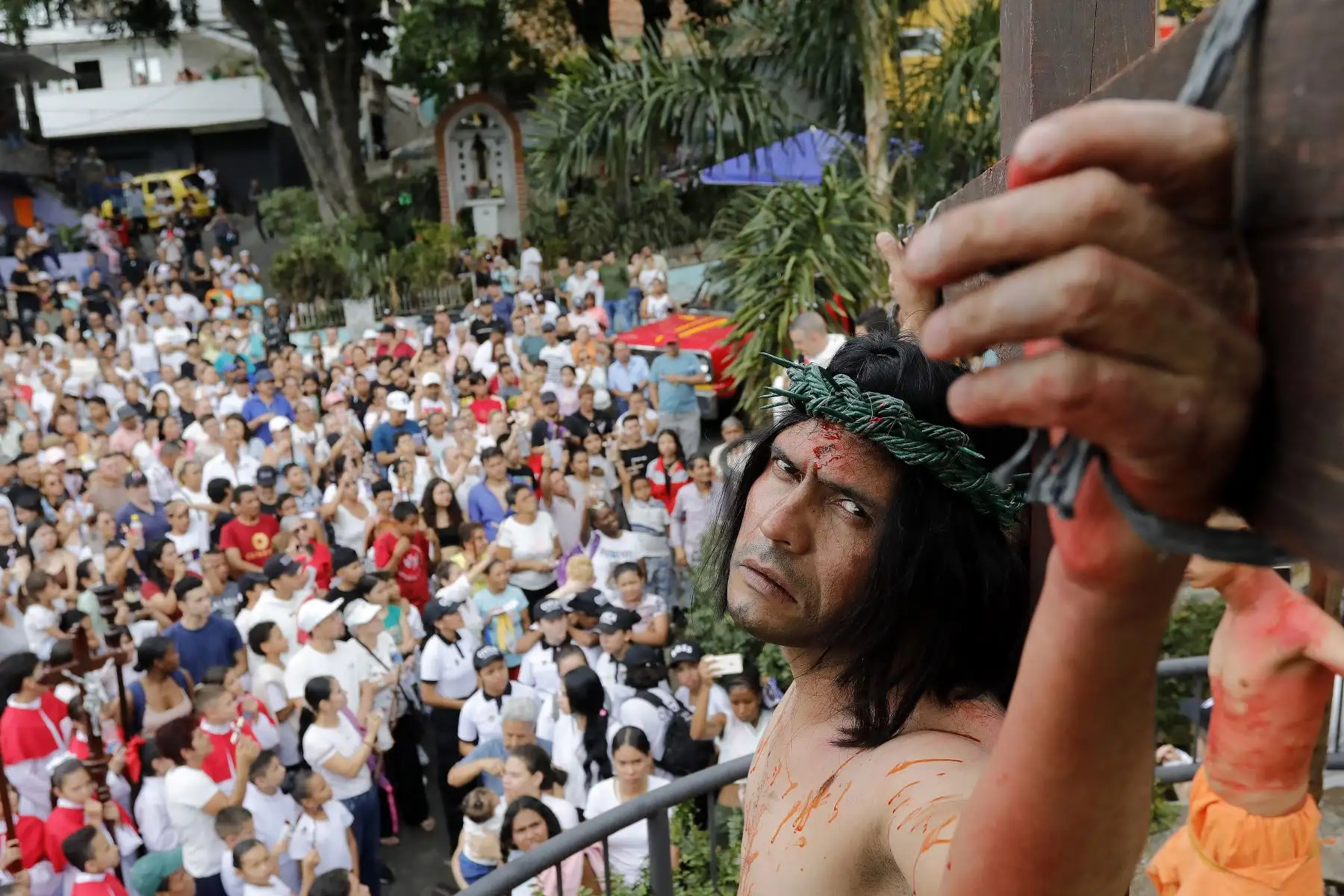 Fieles católicos participan en la recreación de la crucifixión de Jesucristo durante una procesión del Viernes Santo en Medellín, Colombia.
Foto: AFP