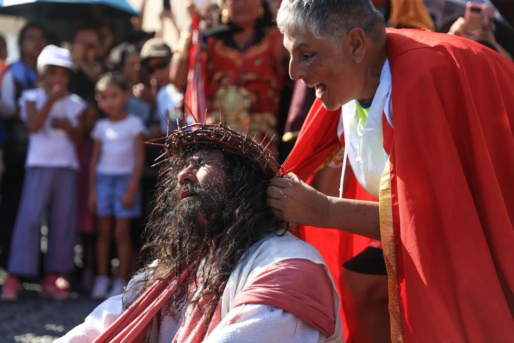 Mario Valencia Rivadeneira, popularmente conocido como el “Cristo Cholo”, encabeza hoy viernes 29 de marzo el tradicional Vía Crucis por Semana Santa, que tendrá como punto principal el cerro San Cristóbal.
Foto: ANDINA/Jhonel Rodríguez Robles