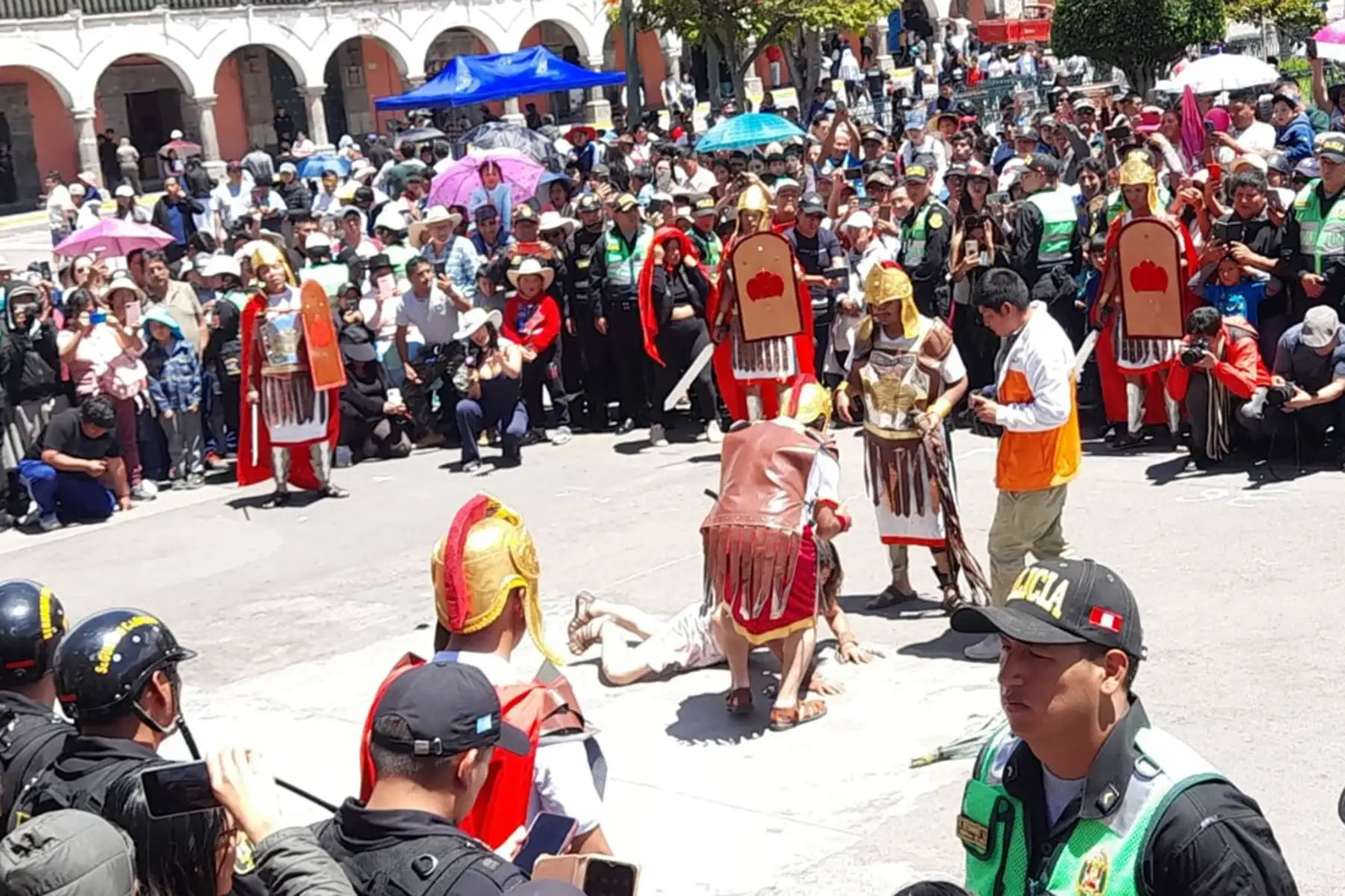 Cientos de personas se dieron cita a la Plaza Mayor de Huamanga para acompañar a la procesión del Cristo Crucificado y presenciar la escenificación del Vía Crucis, como parte de las actividades que se desarrollaron en este Viernes Santo, en Ayacucho.
Foto: ANDINA/ Difusión