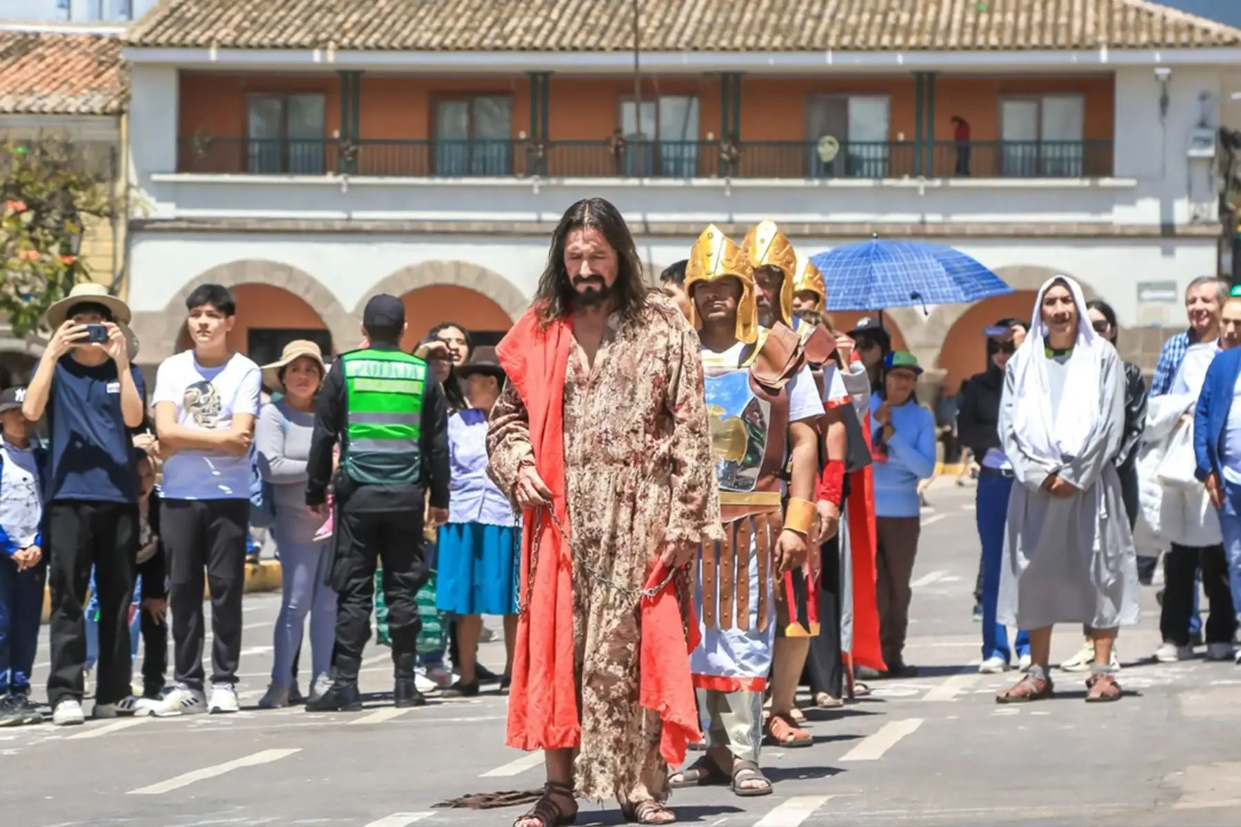 Cientos de personas se dieron cita a la Plaza Mayor de Huamanga para acompañar a la procesión del Cristo Crucificado y presenciar la escenificación del Vía Crucis, como parte de las actividades que se desarrollaron en este Viernes Santo, en Ayacucho.
Foto: ANDINA/ Difusión