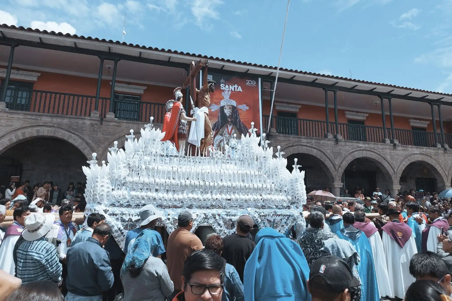 Cientos de personas se dieron cita a la Plaza Mayor de Huamanga para acompañar a la procesión del Cristo Crucificado y presenciar la escenificación del Vía Crucis, como parte de las actividades que se desarrollaron en este Viernes Santo, en Ayacucho.
Foto: ANDINA/ Difusión
