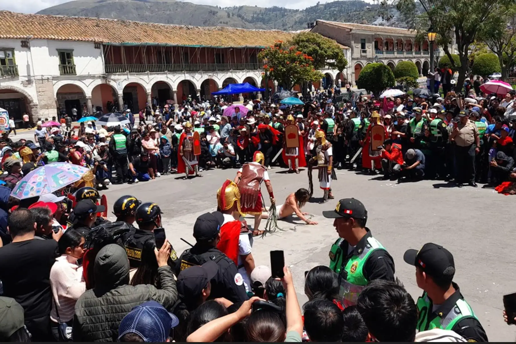 Cientos de personas se dieron cita a la Plaza Mayor de Huamanga para acompañar a la procesión del Cristo Crucificado y presenciar la escenificación del Vía Crucis, como parte de las actividades que se desarrollaron en este Viernes Santo, en Ayacucho.
Foto: ANDINA/ Difusión