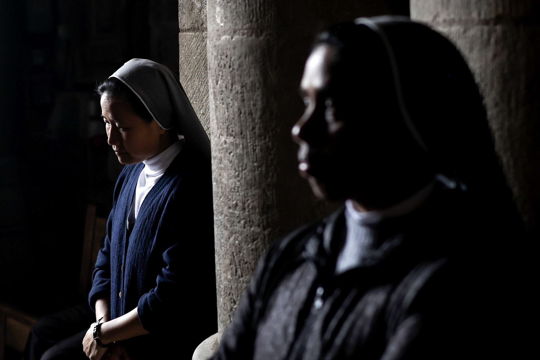 Monjas cristianas rezan en la Iglesia del Santo Sepulcro como parte de la procesión del Viernes Santo, en la ciudad vieja de Jerusalén, este Viernes Santo. 
Foto: EFE