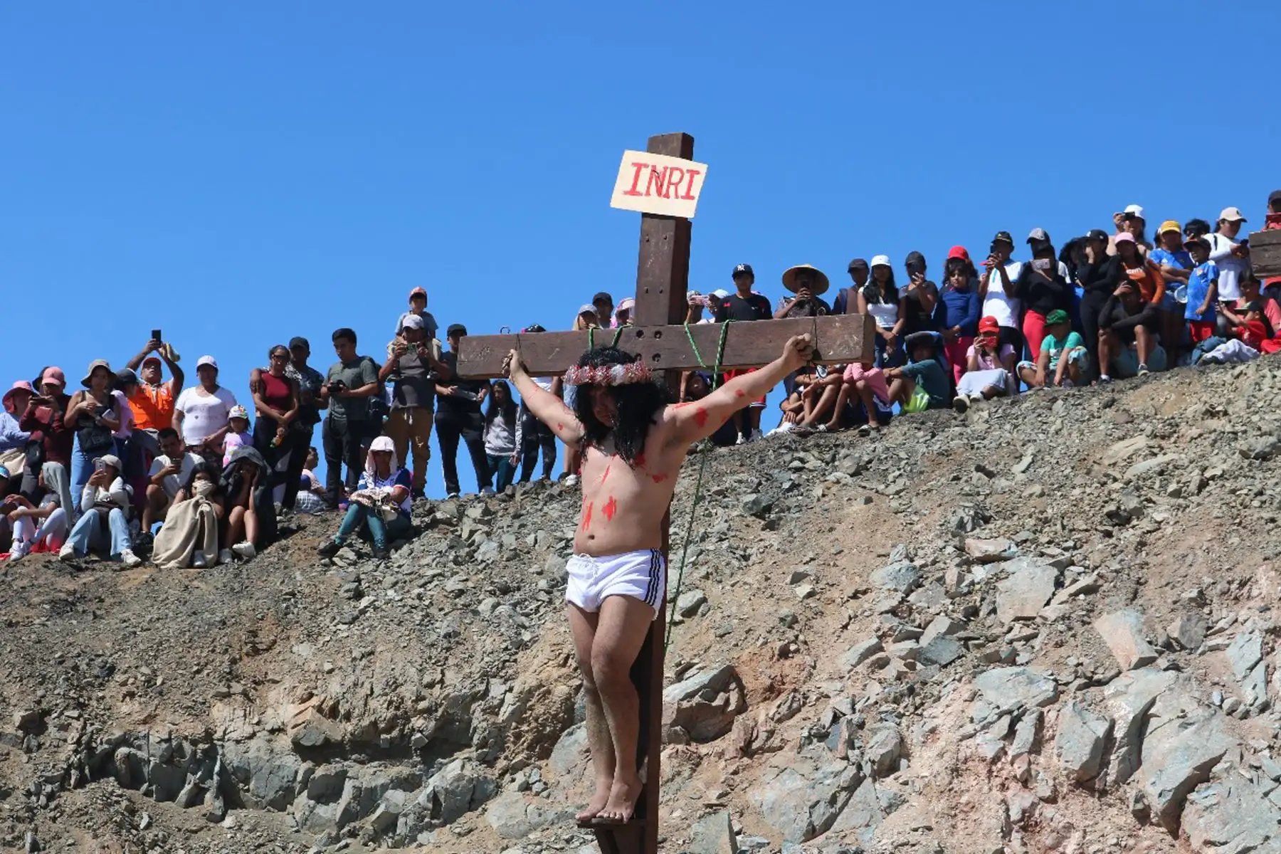 Con una participación masiva se realizó la tradicional procesión al Cerro de la Juventud de Chimbote, en la costa de la región Áncash, como parte de las actividades conmemorativas de Semana Santa.
Foto: ANDINA/Difusión