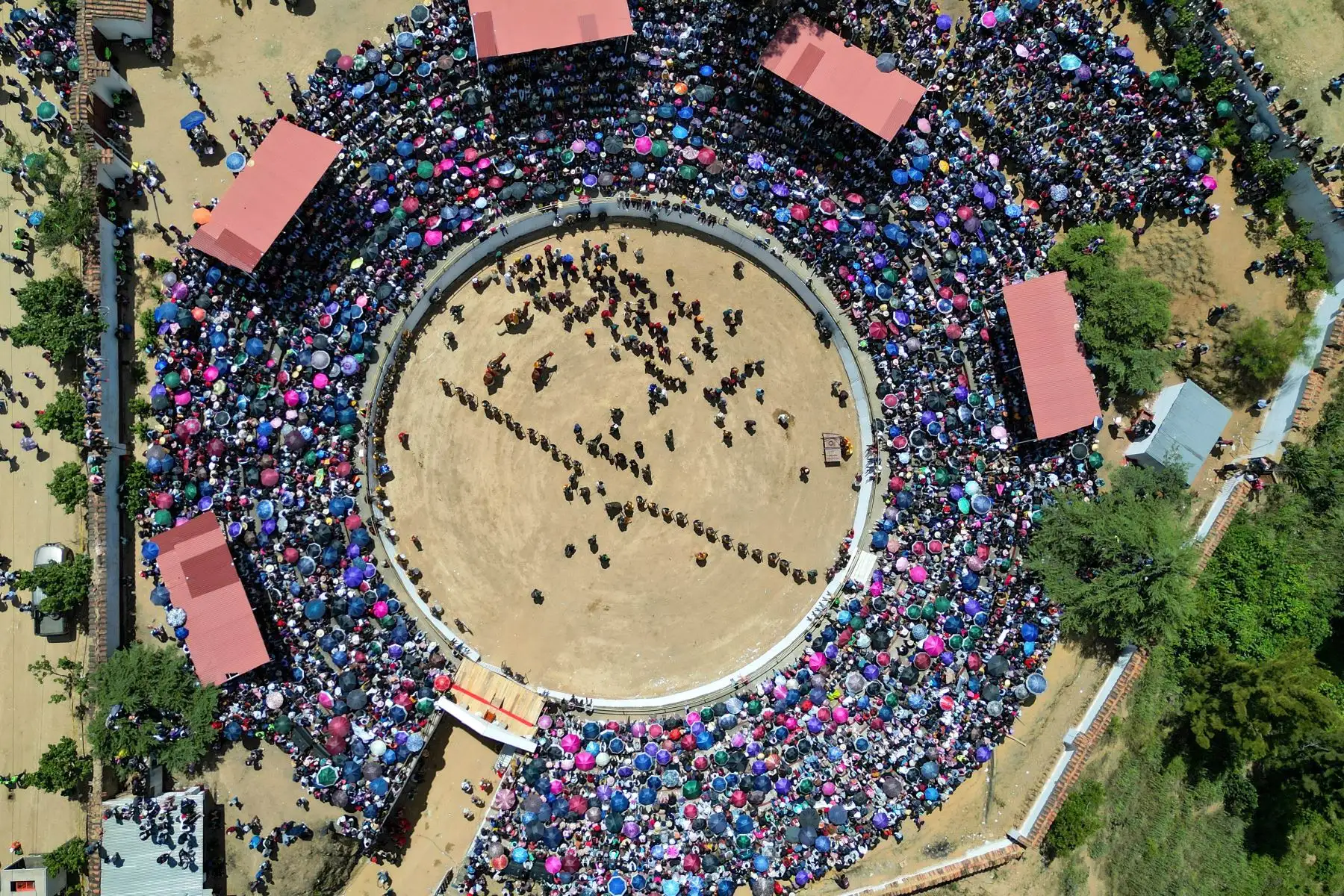 Así se vivió el viacrucis  en Churubamba de la región Huánuco. Más de 20 mil espectadores acompañaron el recorrido a lado del actor Toño Robles, quien interpreta a Jesús de Nazaret. Cabe resaltar que el actor cumple 20 años llevando  esta escenificación extrema.
Foto: cortesía Juan Carlos Tumes
