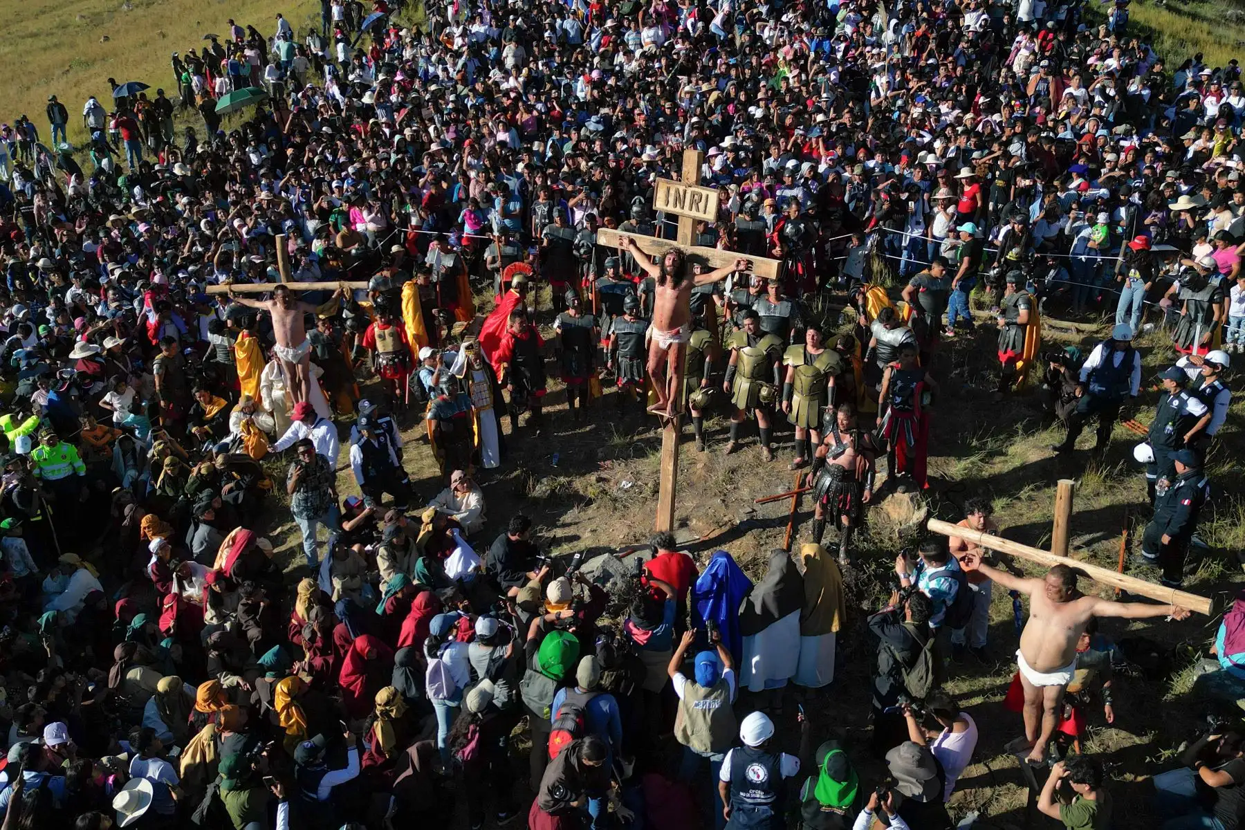 Así se vivió el viacrucis  en Churubamba de la región Huánuco. Más de 20 mil espectadores acompañaron el recorrido a lado del actor Toño Robles, quien interpreta a Jesús de Nazaret. Cabe resaltar que el actor cumple 20 años llevando  esta escenificación extrema.
Foto: cortesía Juan Carlos Tumes
