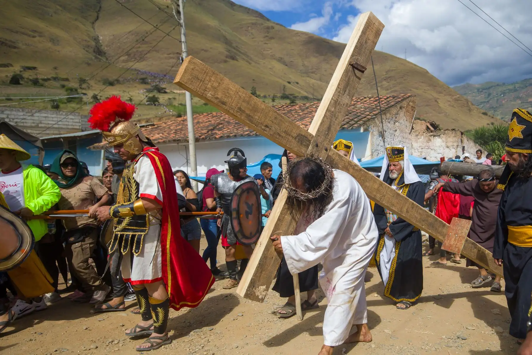 Así se vivió el viacrucis  en Churubamba de la región Huánuco. Más de 20 mil espectadores acompañaron el recorrido a lado del actor Toño Robles, quien interpreta a Jesús de Nazaret. Cabe resaltar que el actor cumple 20 años llevando  esta escenificación extrema.
Foto: cortesía Juan Carlos Tumes