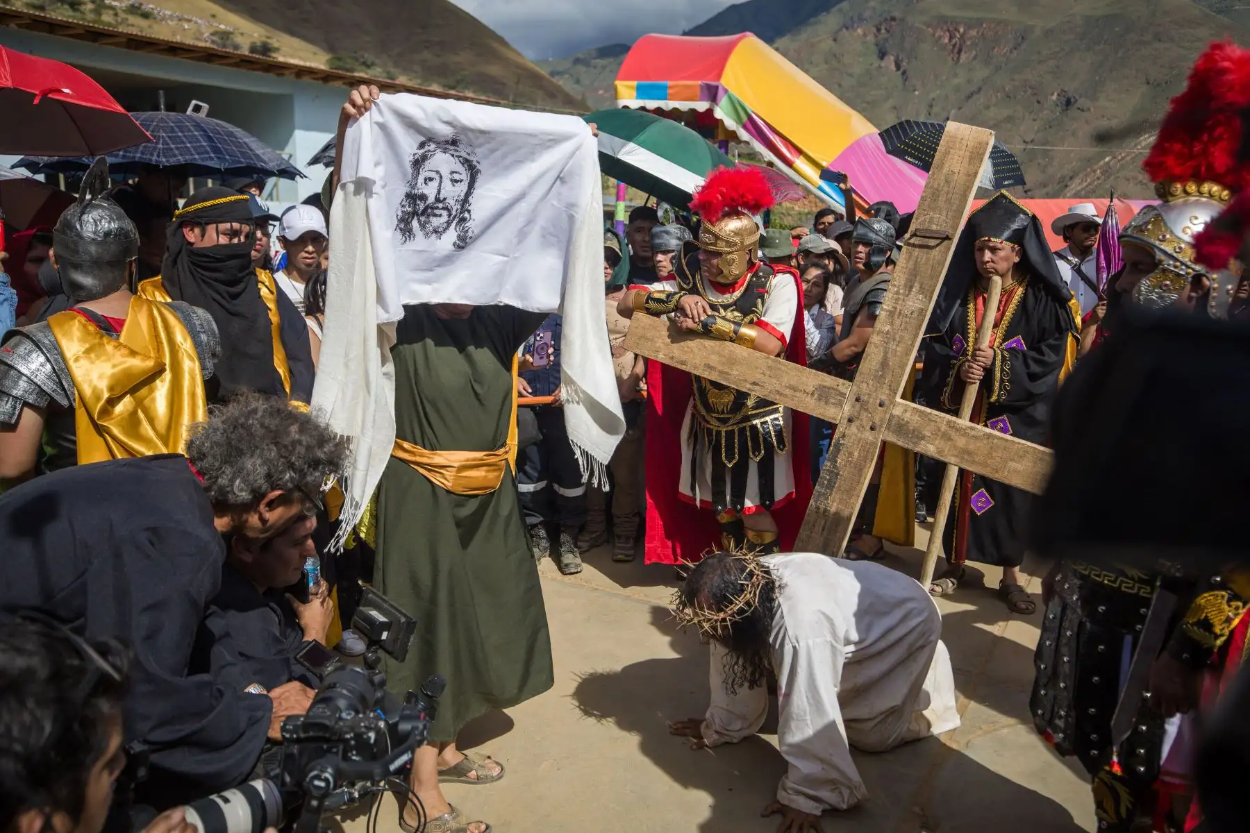 Así se vivió el viacrucis  en Churubamba de la región Huánuco. Más de 20 mil espectadores acompañaron el recorrido a lado del actor Toño Robles, quien interpreta a Jesús de Nazaret. Cabe resaltar que el actor cumple 20 años llevando  esta escenificación extrema.
Foto: cortesía Juan Carlos Tumes