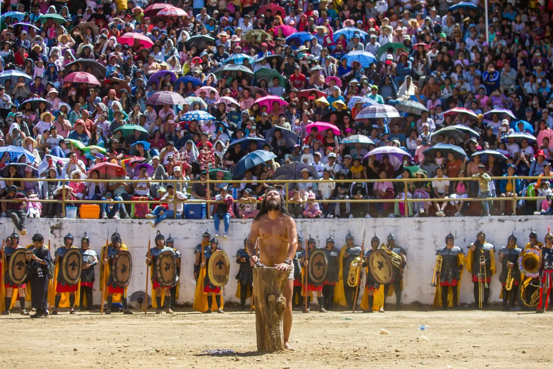 Así se vivió el viacrucis  en Churubamba de la región Huánuco. Más de 20 mil espectadores acompañaron el recorrido a lado del actor Toño Robles, quien interpreta a Jesús de Nazaret. Cabe resaltar que el actor cumple 20 años llevando  esta escenificación extrema.
Foto: cortesía Juan Carlos Tumes