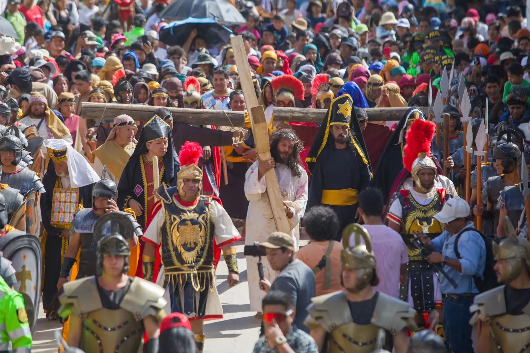 Así se vivió el viacrucis  en Churubamba de la región Huánuco. Más de 20 mil espectadores acompañaron el recorrido a lado del actor Toño Robles, quien interpreta a Jesús de Nazaret. Cabe resaltar que el actor cumple 20 años llevando  esta escenificación extrema.
Foto: cortesía Juan Carlos Tumes