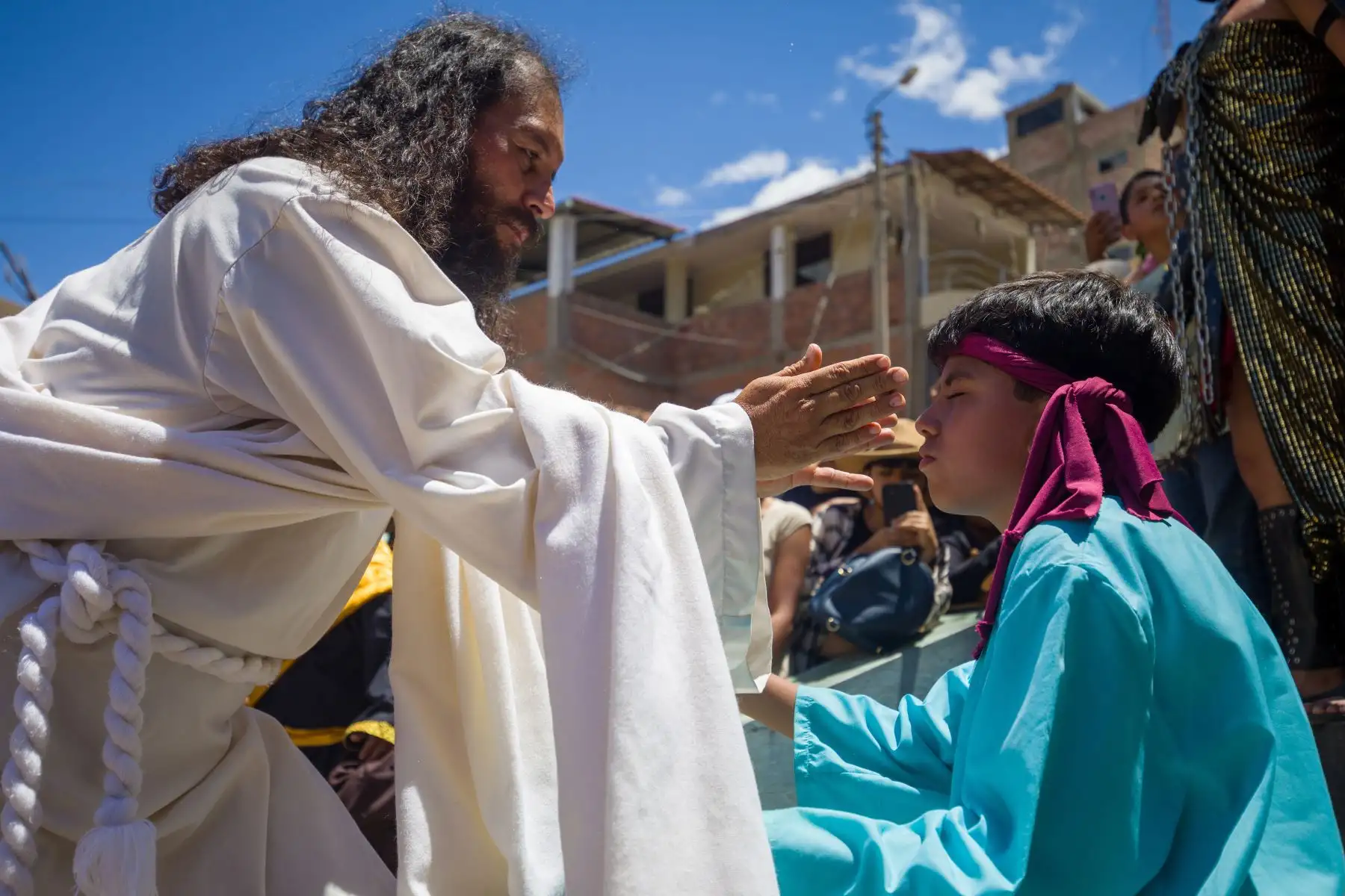 Así se vivió el viacrucis  en Churubamba de la región Huánuco. Más de 20 mil espectadores acompañaron el recorrido a lado del actor Toño Robles, quien interpreta a Jesús de Nazaret. Cabe resaltar que el actor cumple 20 años llevando  esta escenificación extrema.
Foto: cortesía Juan Carlos Tumes